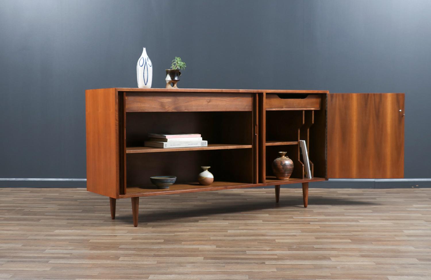 Credenza con sportello a tamburo modernista della California di Milo Baughman In condizioni ottime in vendita a Los Angeles, CA