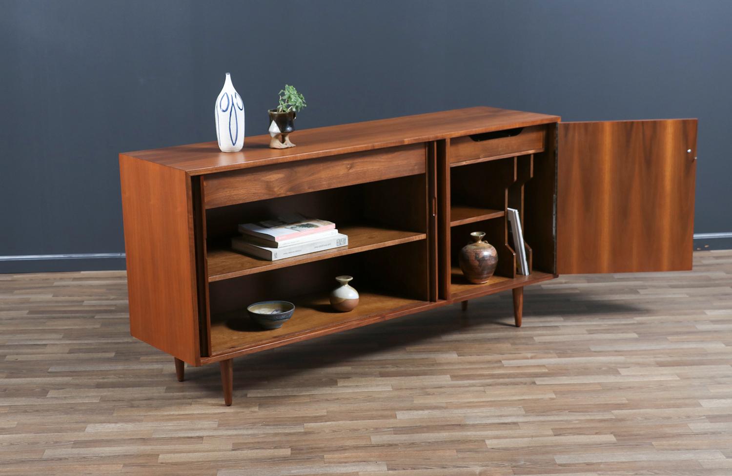 Metà XX secolo Credenza con sportello a tamburo modernista della California di Milo Baughman in vendita