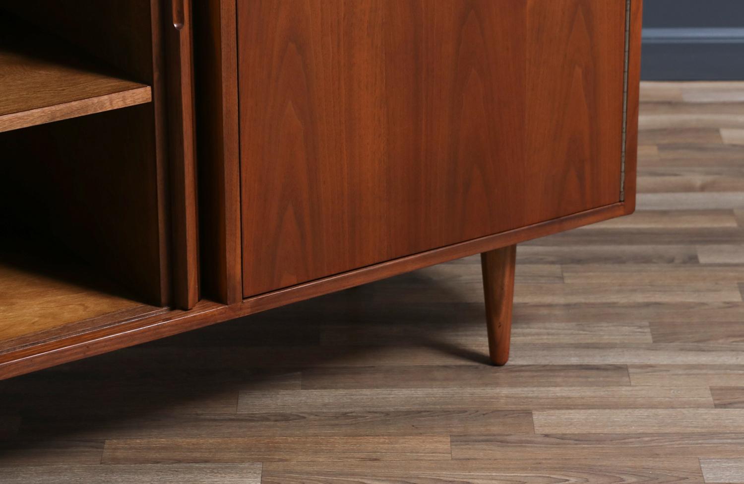 Acciaio Credenza con sportello a tamburo modernista della California di Milo Baughman in vendita