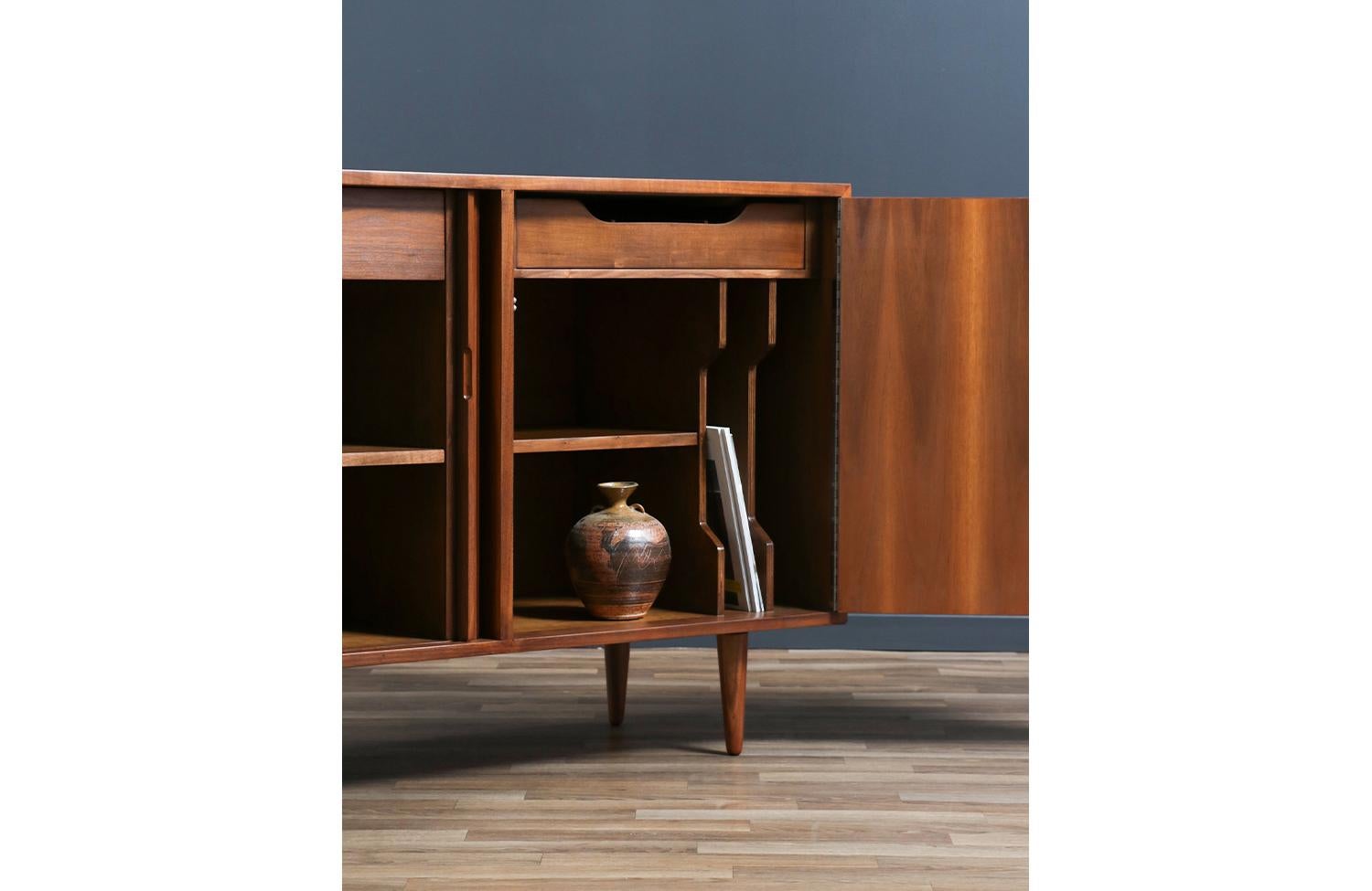 Credenza con sportello a tamburo modernista della California di Milo Baughman in vendita 2