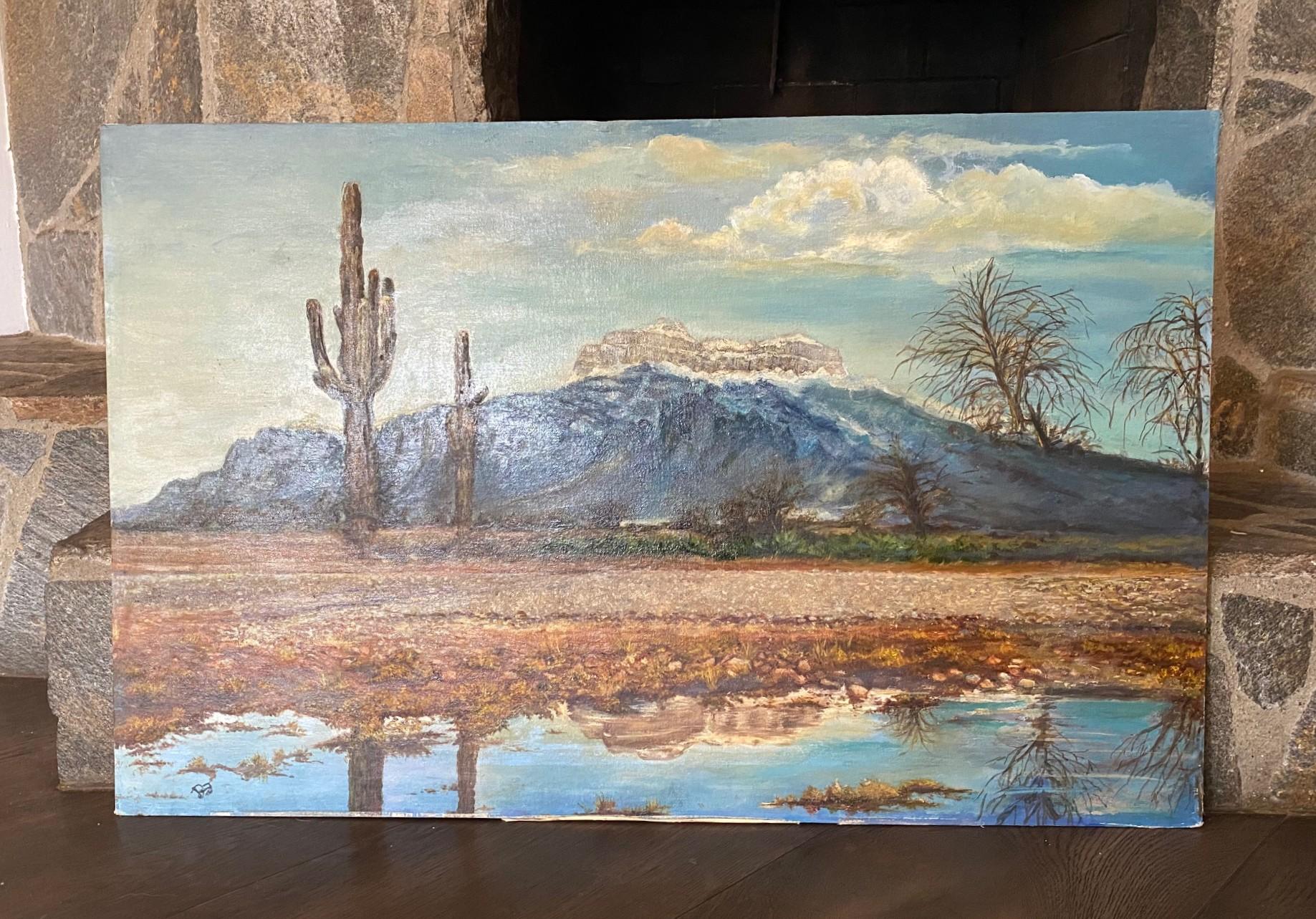 Un bellissimo e accattivante dipinto olio su tavola d'epoca della California o dell'Arizona, firmato dall'artista, che raffigura una lontana catena montuosa che si erge maestosa sullo sfondo, circondata da nuvole temporalesche fluttuanti e
