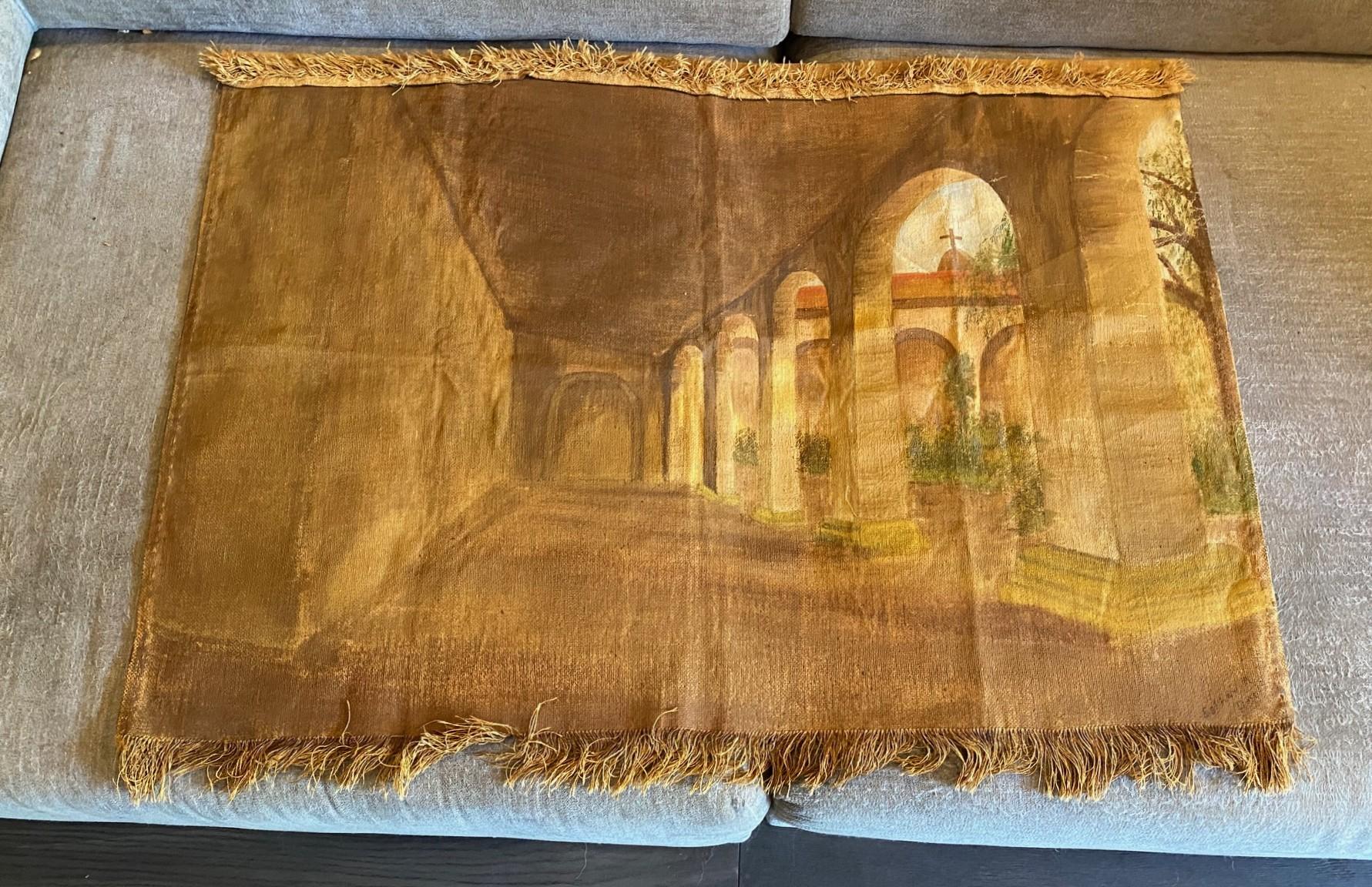 Eine wunderbare, einzigartige und besondere spanische oder kalifornische Mission Vintage-Öl-Volkskunst Gemälde / Wandteppich / Wand hängen auf Sackleinen mit Fransen.  So etwas haben wir bisher noch nicht gesehen.  

Das Werk ist signiert, aber wir