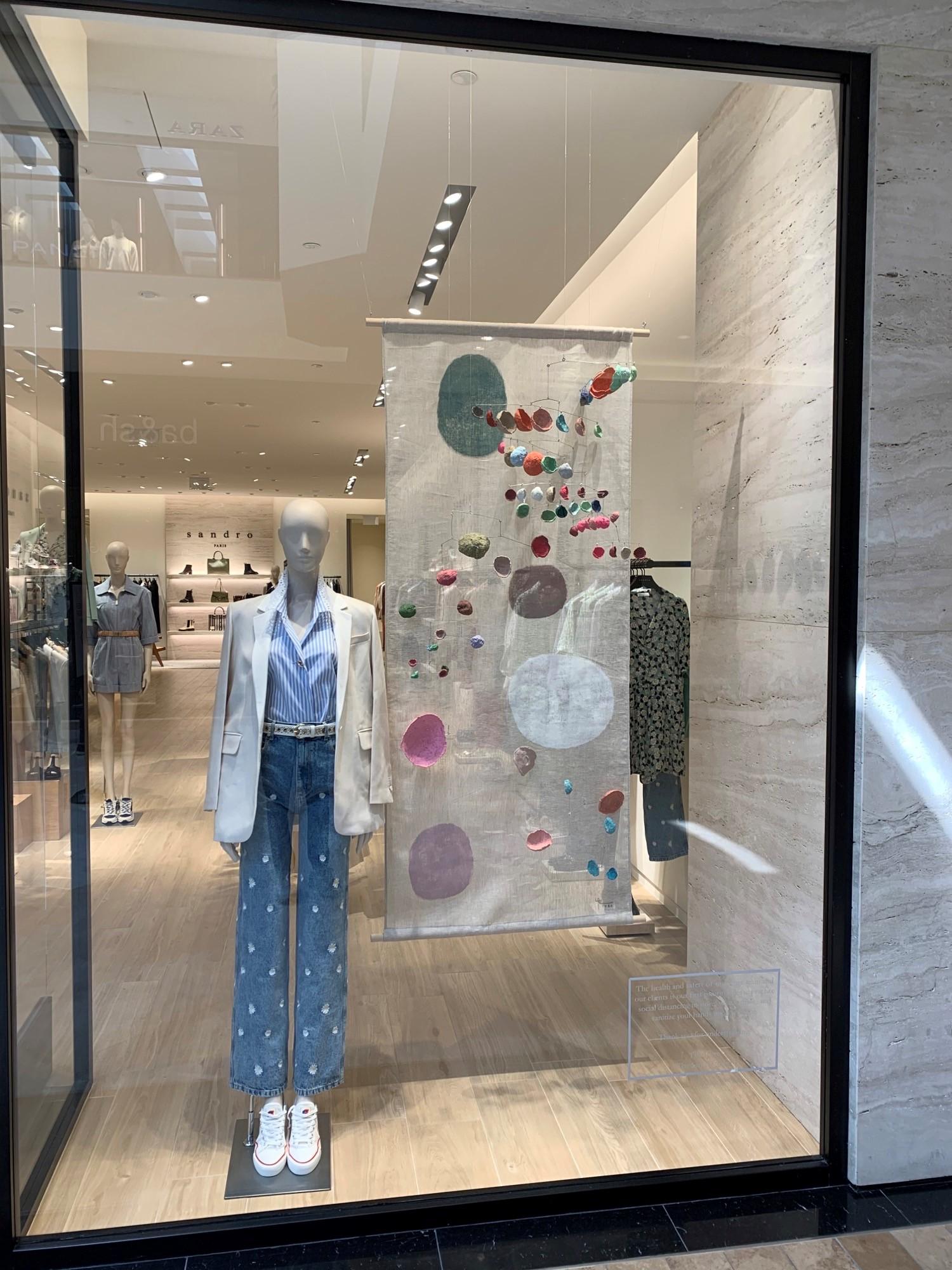 California small 2 sustainable recycled paper-mache mobile sculpture, designed by Yuko Nishikawa exclusively for Sandro Paris. 

An artistic, eco-friendly and charitable endeavor. 

For Spring / Summer 2021, SANDRO gave artist Yuko Nishikawa