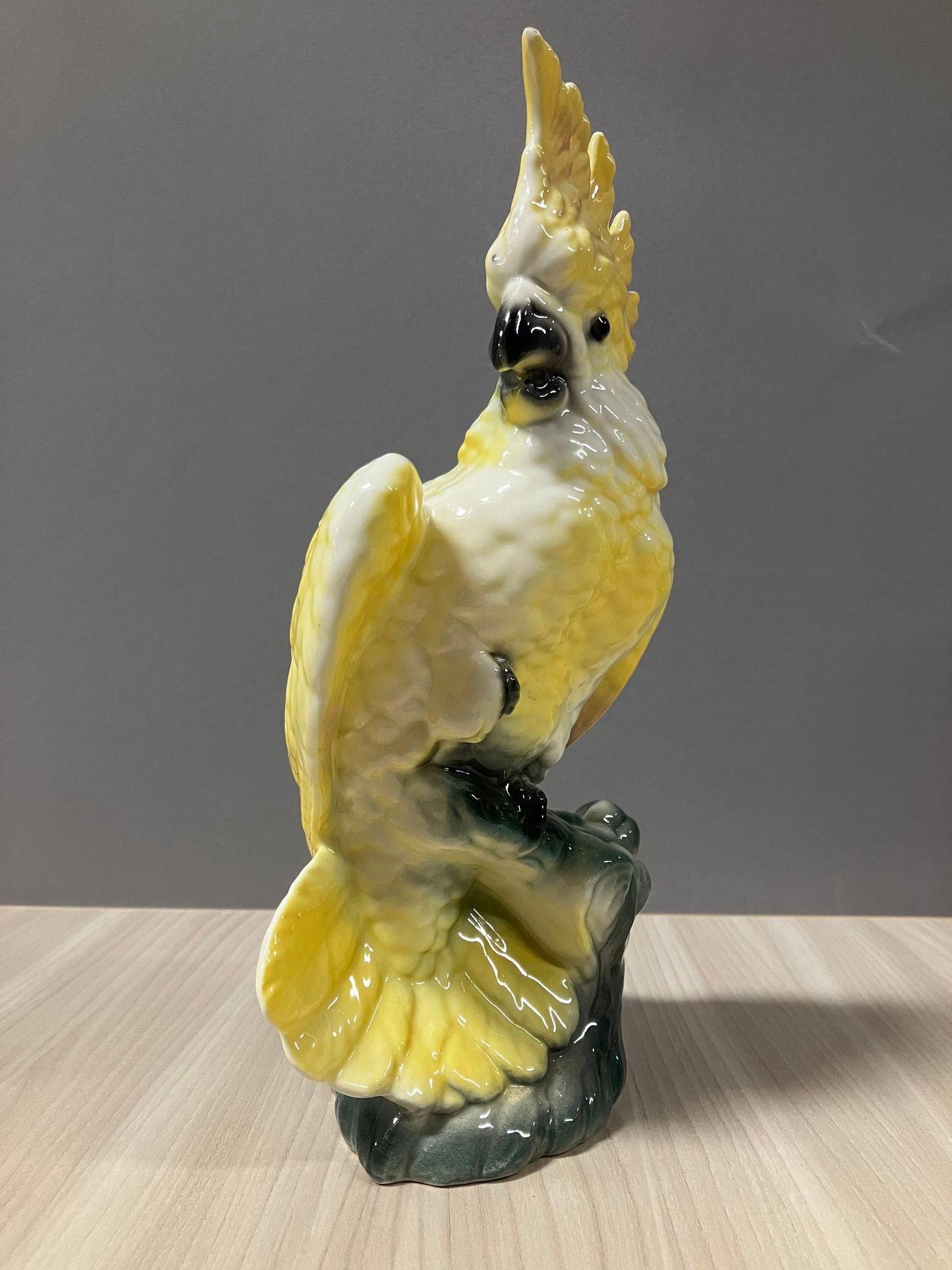 American California Pottery Ceramic Tropical Cockatoo Bud Vase Statue For Sale