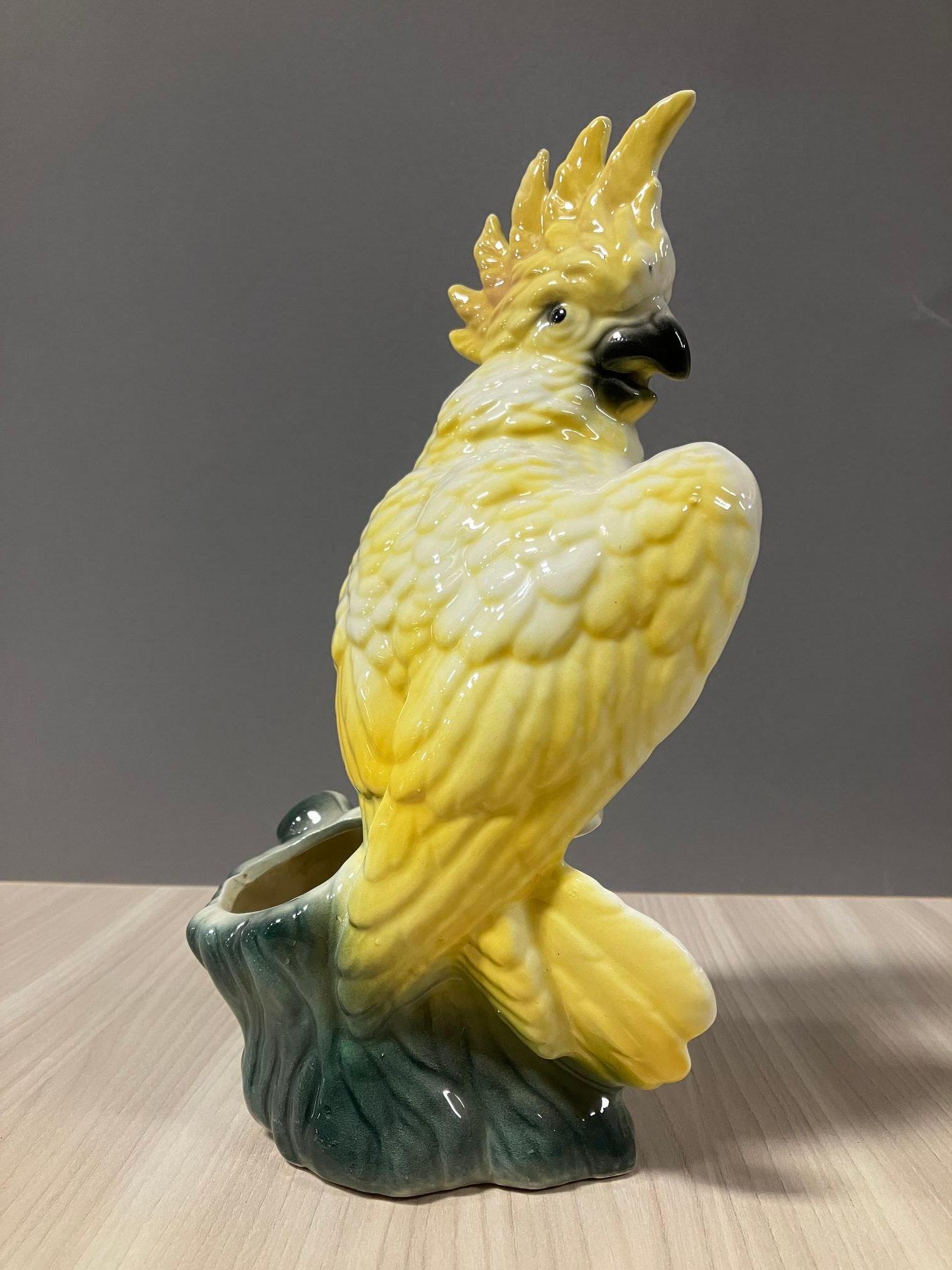 California Pottery Céramique Tropical Cockatoo Bud Vase Statue Excellent état - En vente à Van Nuys, CA