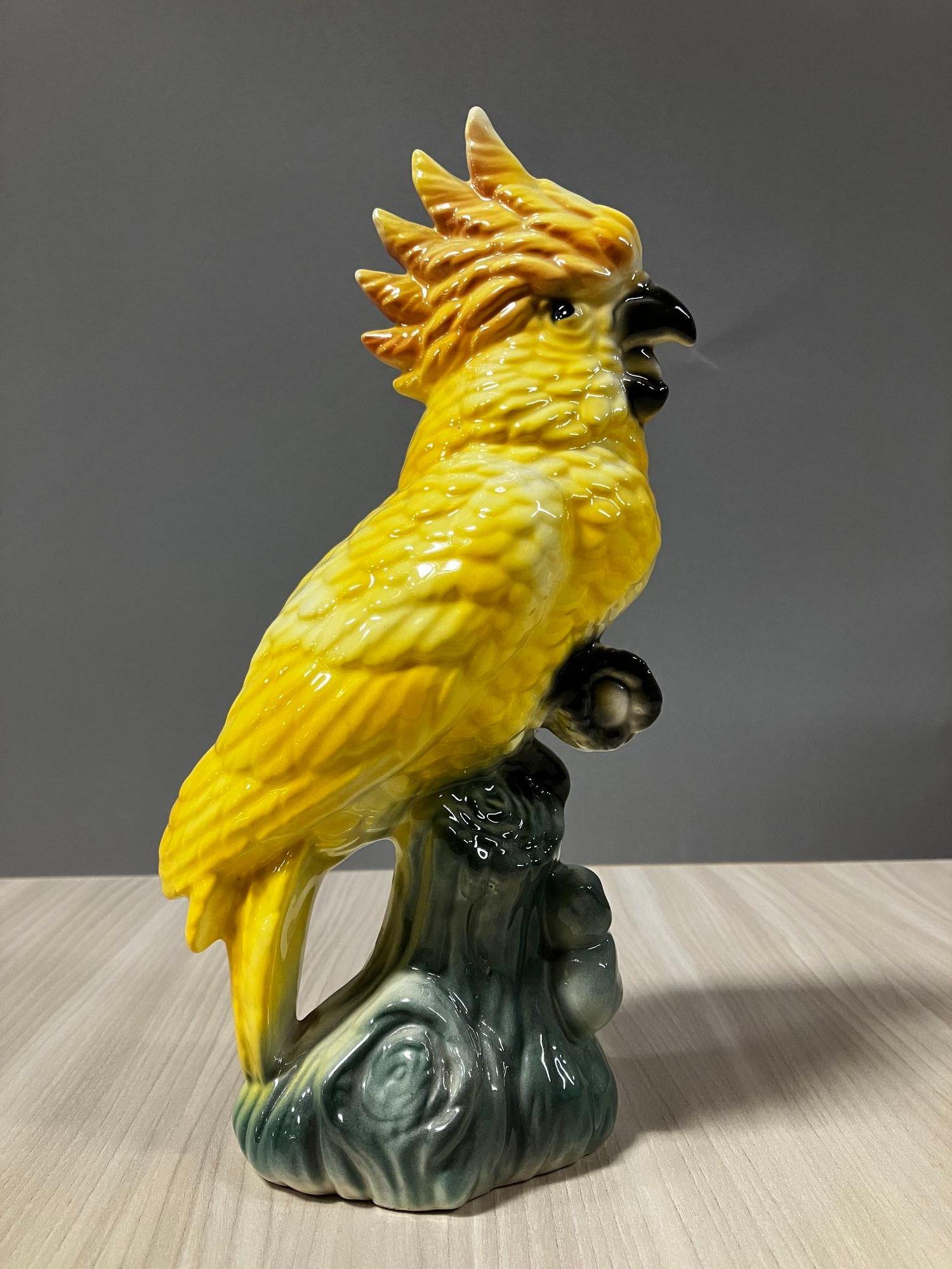 Céramique Statue de cacatoès tropical sur une branche en céramique de California Pottery en vente