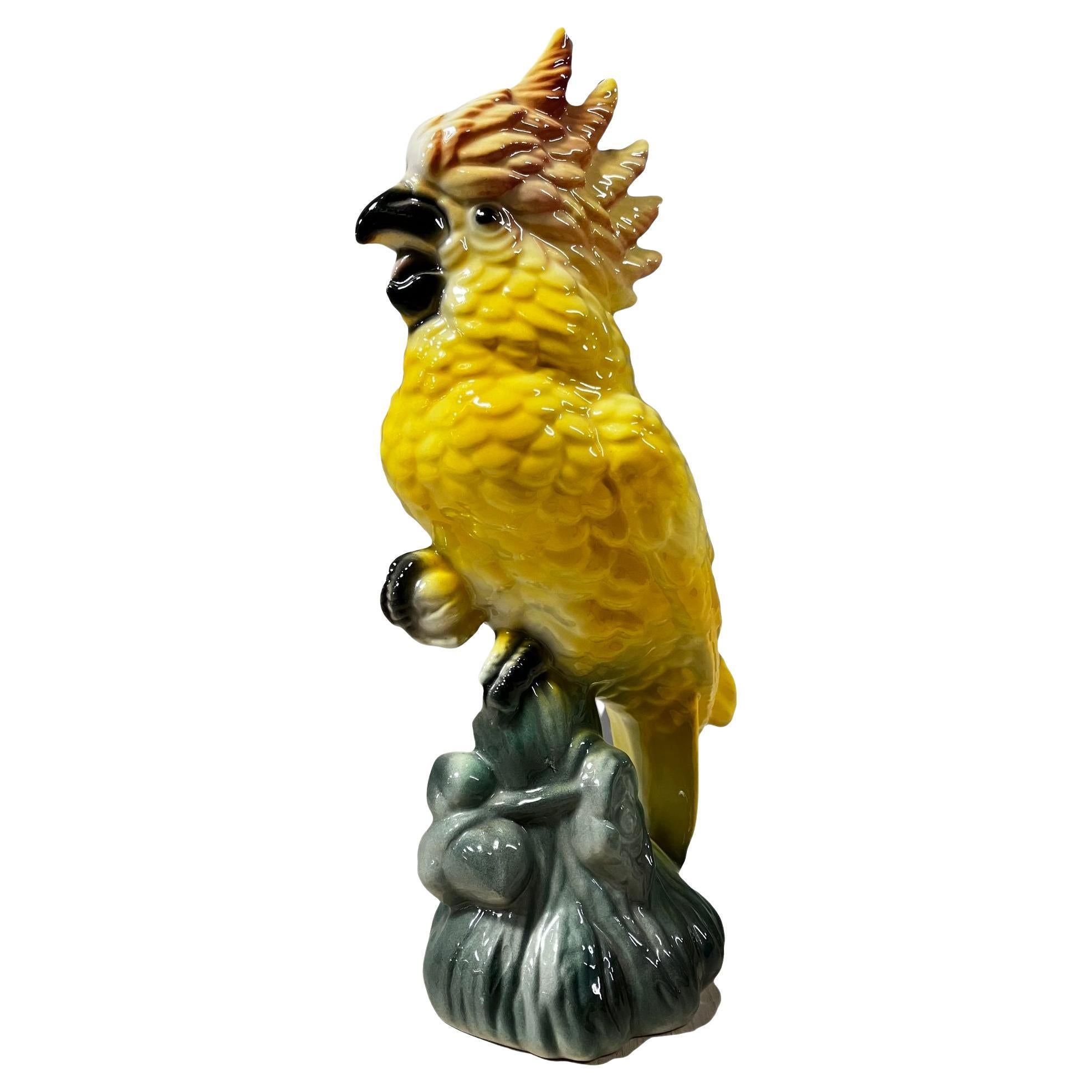 Statue de cacatoès tropical sur une branche en céramique de California Pottery