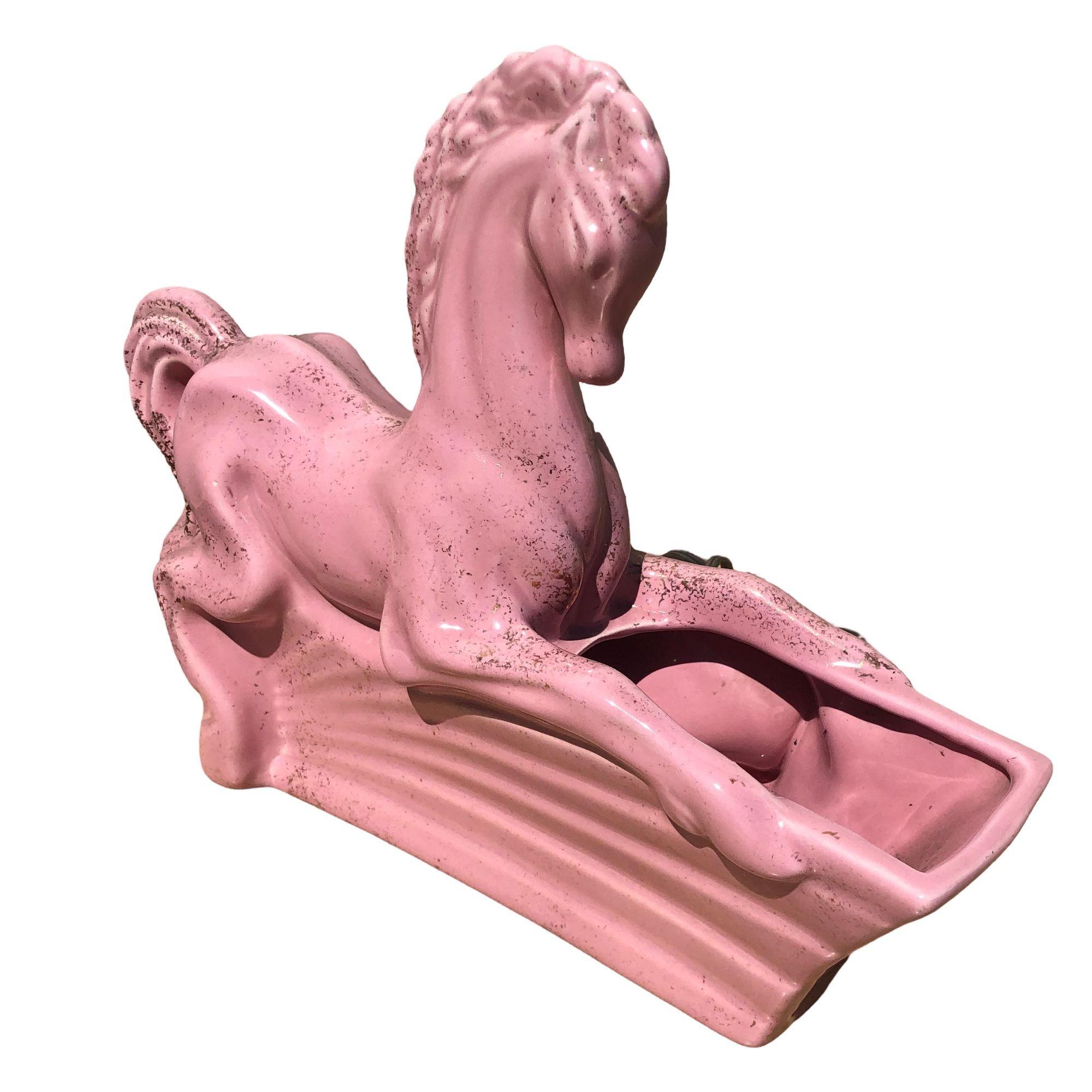 Lampe de télévision originale des années 1950 en céramique avec un petit bac à fleurs représentant un étalon, réalisée par le fabricant californien de céramiques et de poteries Gliner Pottery. La lampe est finie en rose avec des mouchetures d'or,
