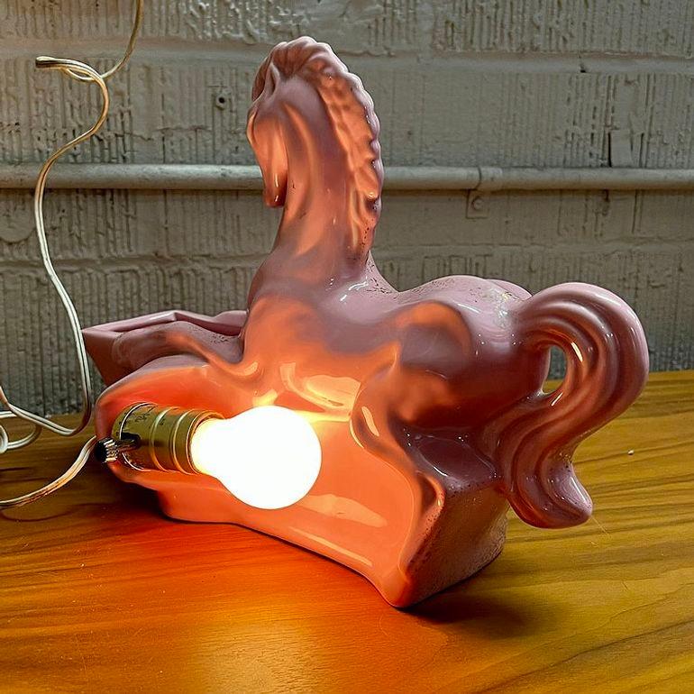 Milieu du XXe siècle California Pottery Equestrian Stallion TV Lamp & Planter par Gilner Pottery en vente