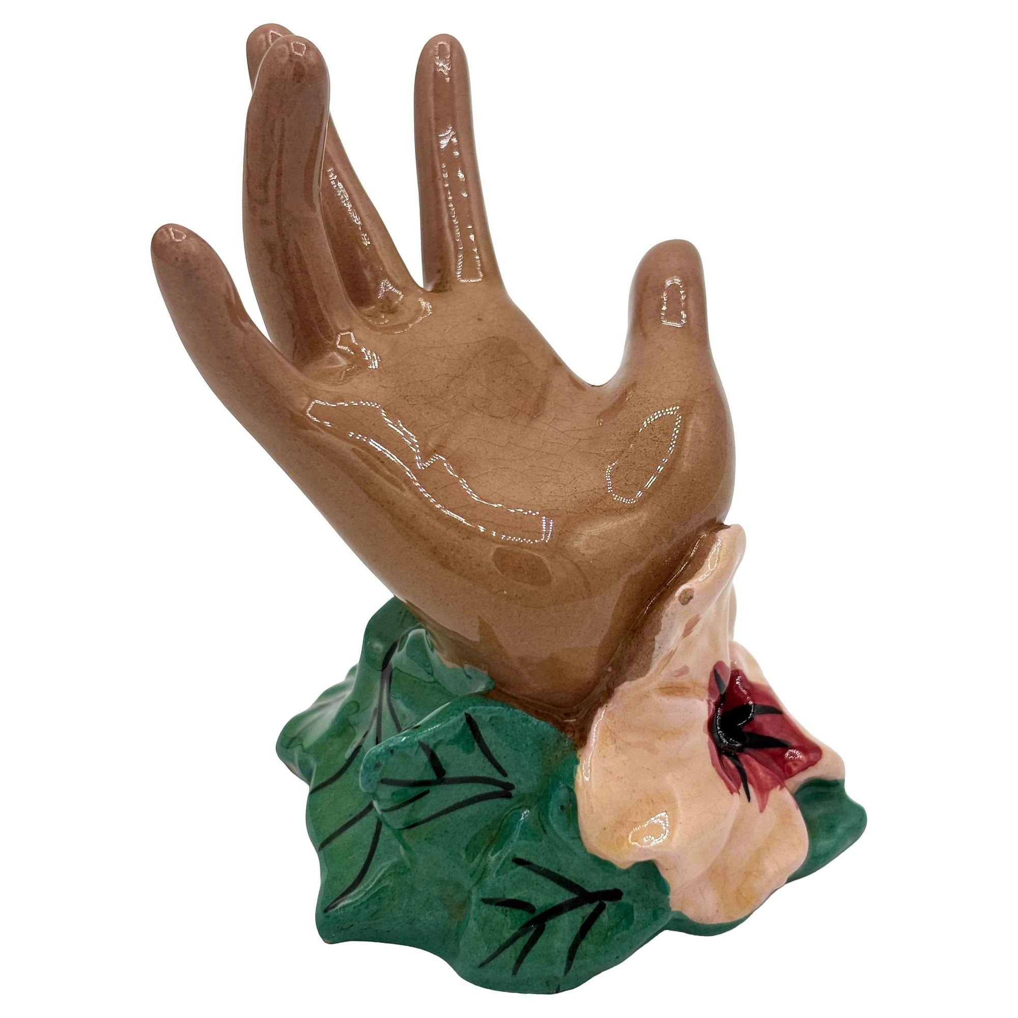 Dieser Vintage-Ringhalter mit Magnolienblüten von Cleminsons Pottery ist von 1941. Die Skulptur hat ein wunderschönes Blumendesign, das sich für alle Gelegenheiten eignet. Die glasierte Oberfläche verleiht dem Gesamtdesign einen zusätzlichen Hauch