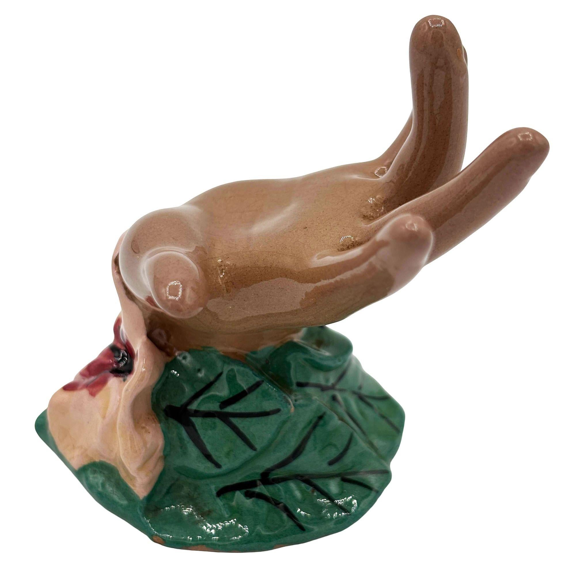 California Pottery Figurale Hand mit Magnolienblüte Ringhalter von Clemensons (Moderne der Mitte des Jahrhunderts) im Angebot