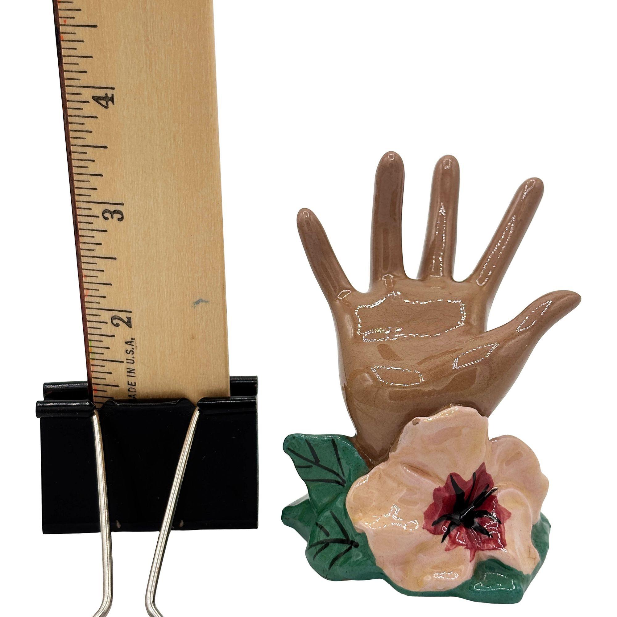 California Pottery Figurale Hand mit Magnolienblüte Ringhalter von Clemensons (Mitte des 20. Jahrhunderts) im Angebot