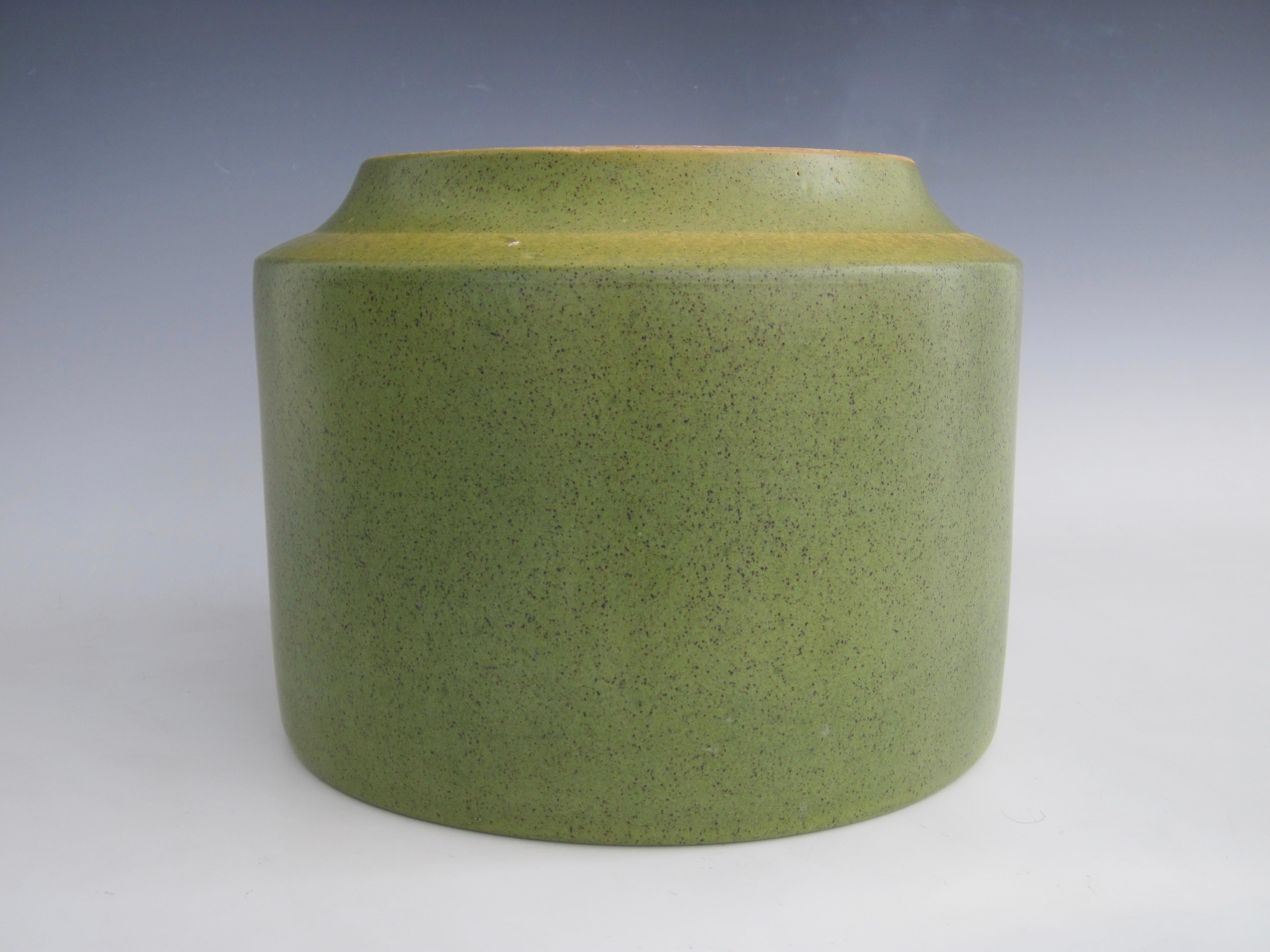 California Pottery Green Speckled Planter Pot In Good Condition In Ferndale, MI