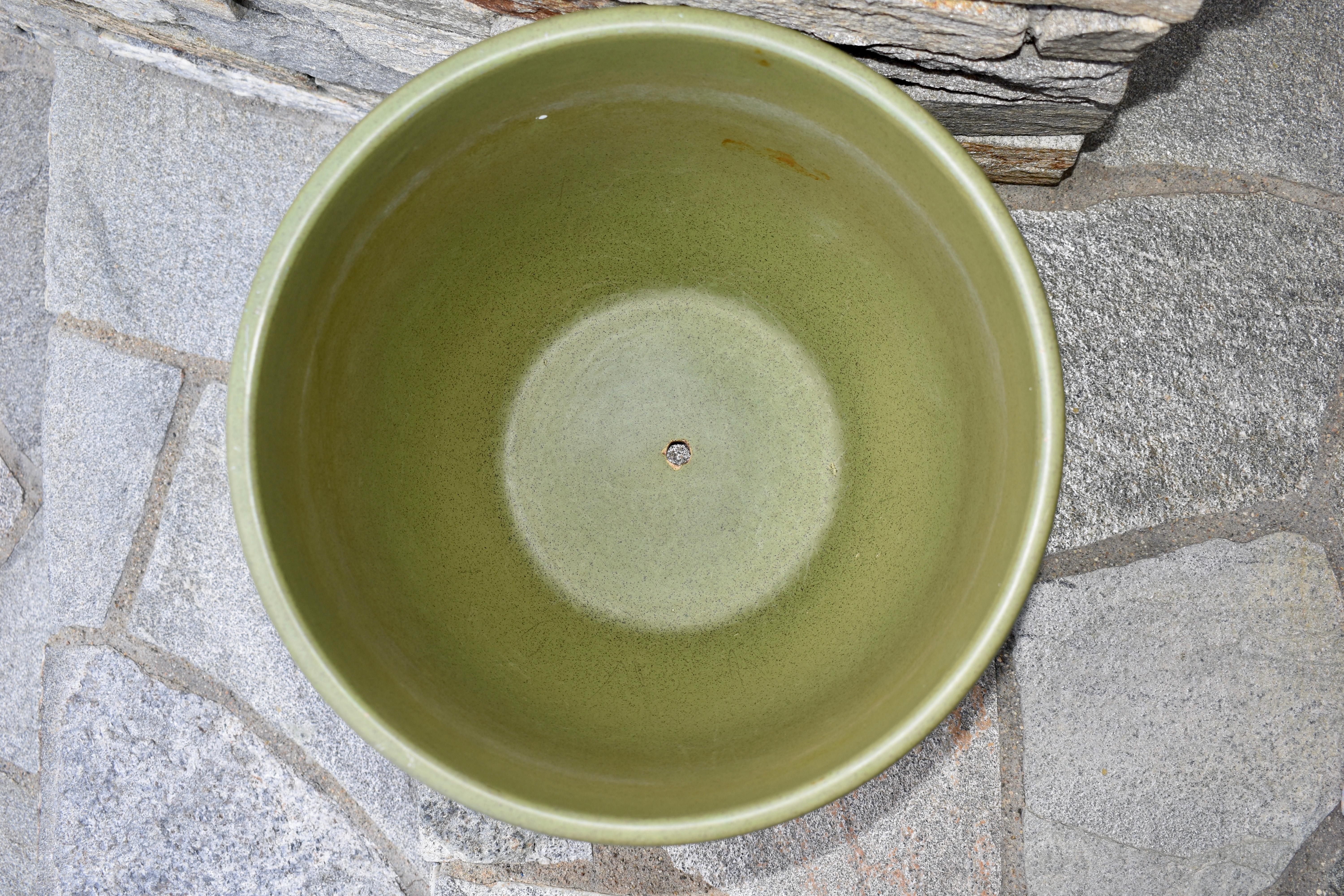 California Pottery Green Speckled Planter Pot In Good Condition In Ferndale, MI