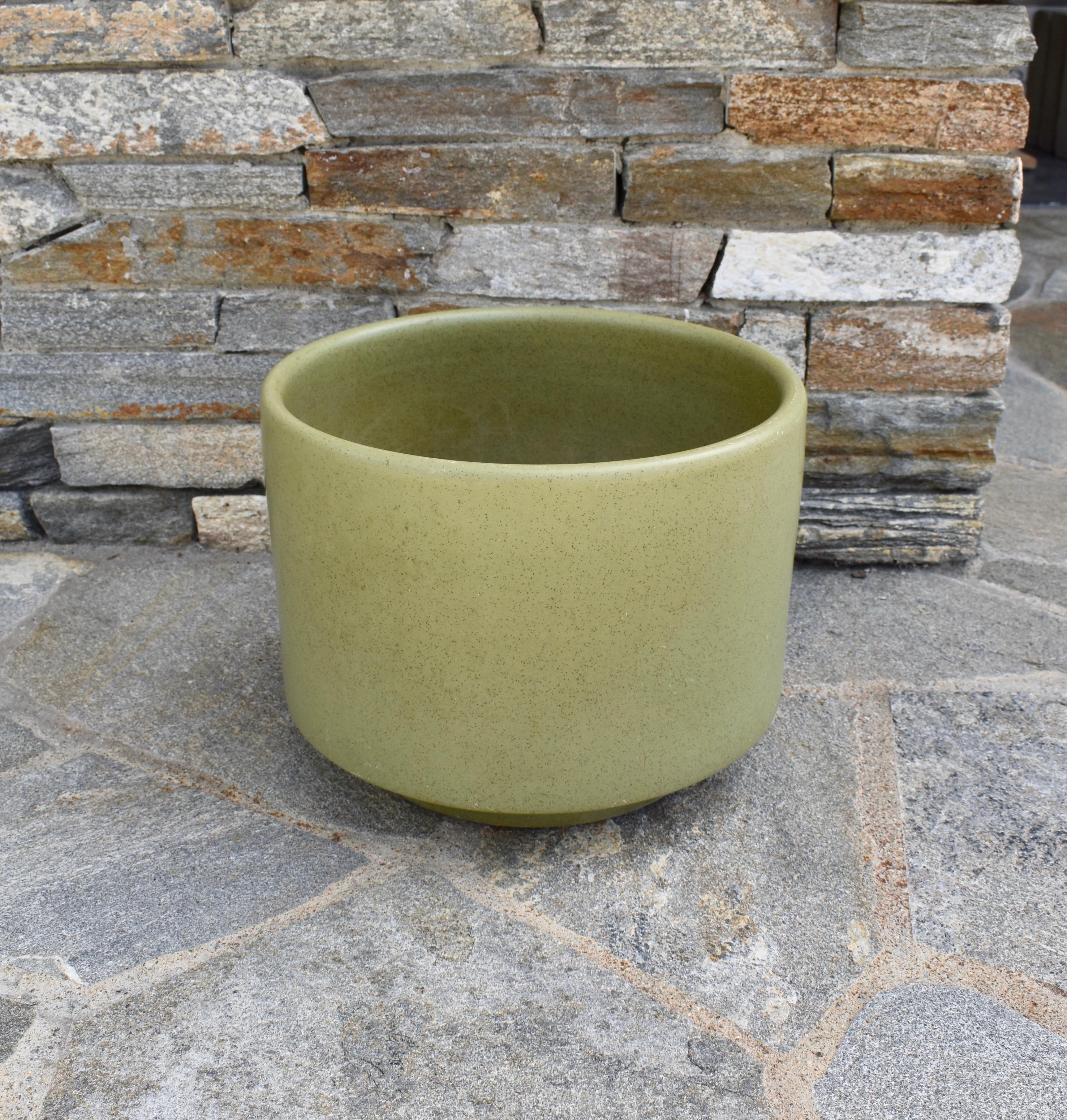 California Pottery Matte Green Speckled Planter Pot In Good Condition In Ferndale, MI