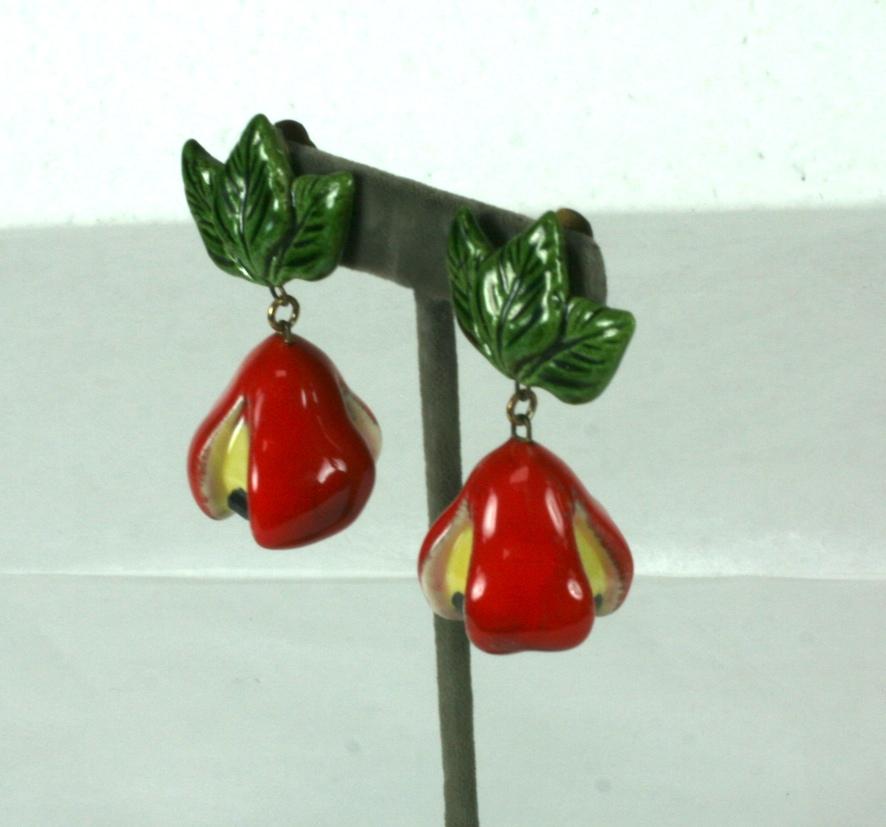 Charmantes boucles d'oreilles en poterie californienne, fabriquées à la main dans les années 1940 et dotées d'une attache à clip.
La période Art déco est caractérisée par une glaçure brillante avec des sommets de feuilles et des gouttes de fruits