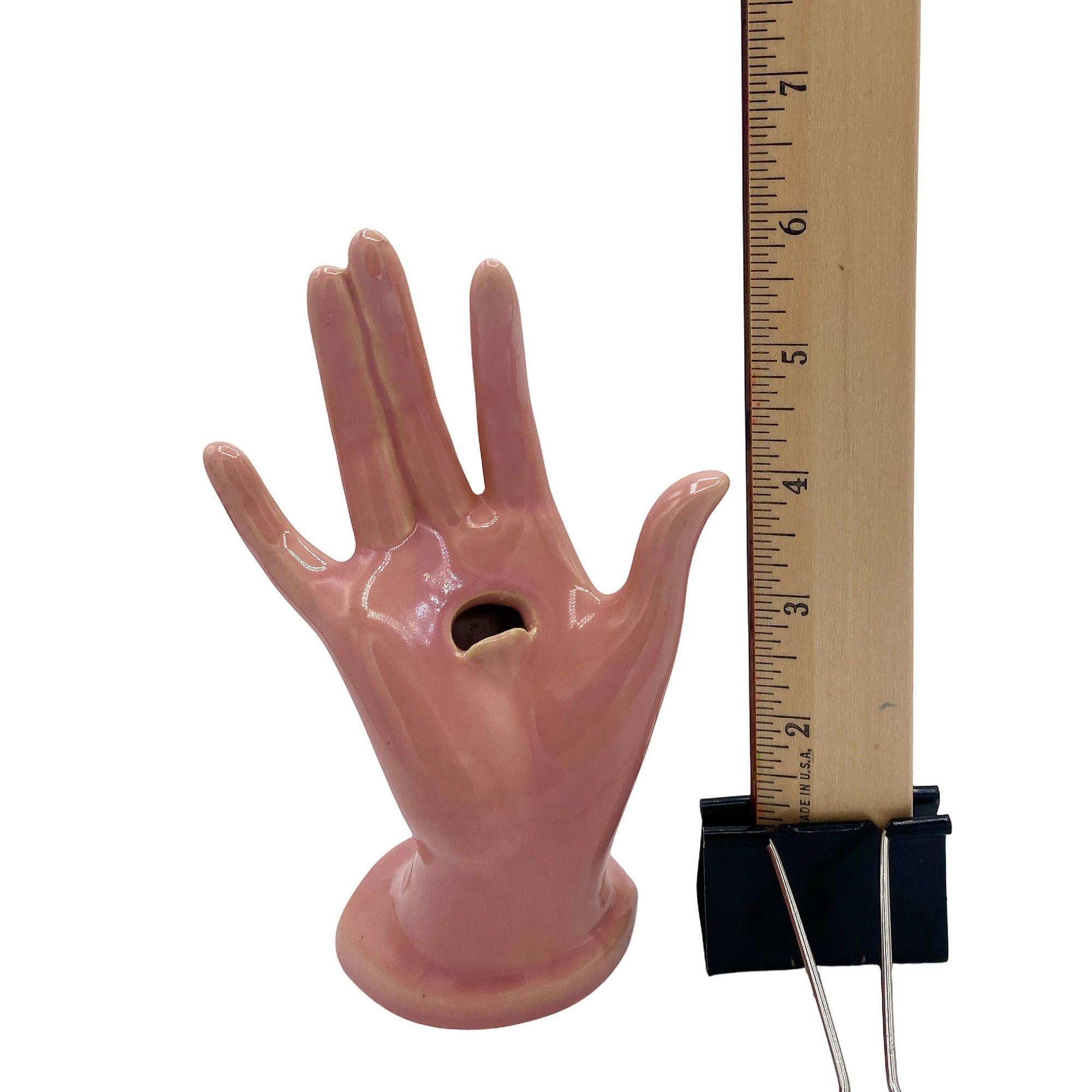 California Pottery Portabiglietti da visita a forma di mano femminile rosa salmone in vendita 1