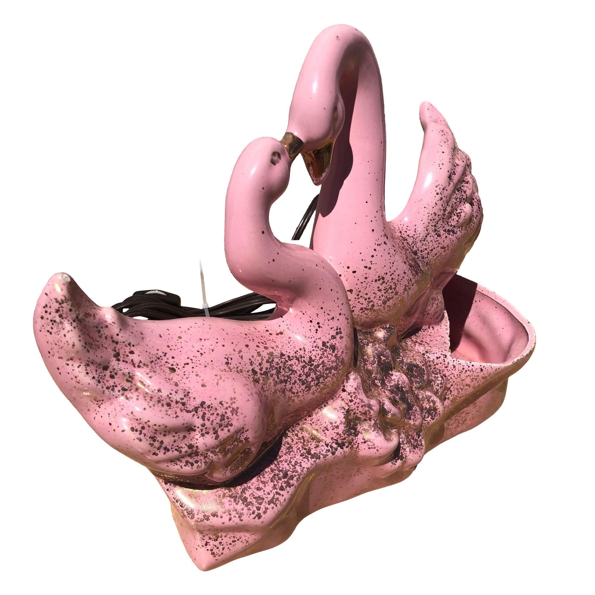 Original lampe TV en céramique des années 1950 avec un petit pot de fleurs représentant un couple de cygnes faisant un cœur de leurs têtes dans une étreinte amoureuse, par le céramiste et potier californien Royal Fleet. La lampe est finie en rose