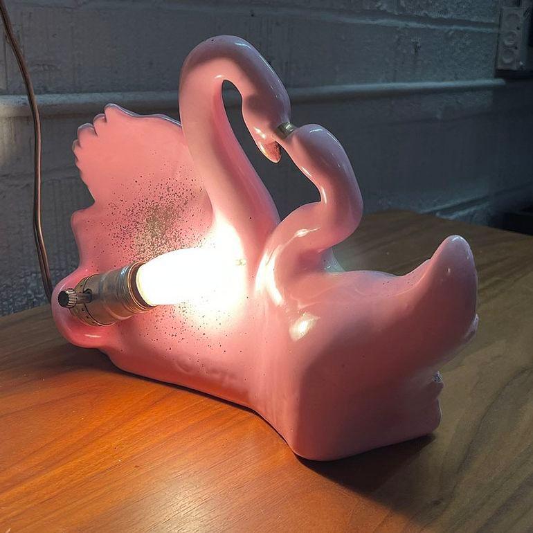 Milieu du XXe siècle California Pottery Jardinière et lampe Swan Love TV par Royal Fleet en vente