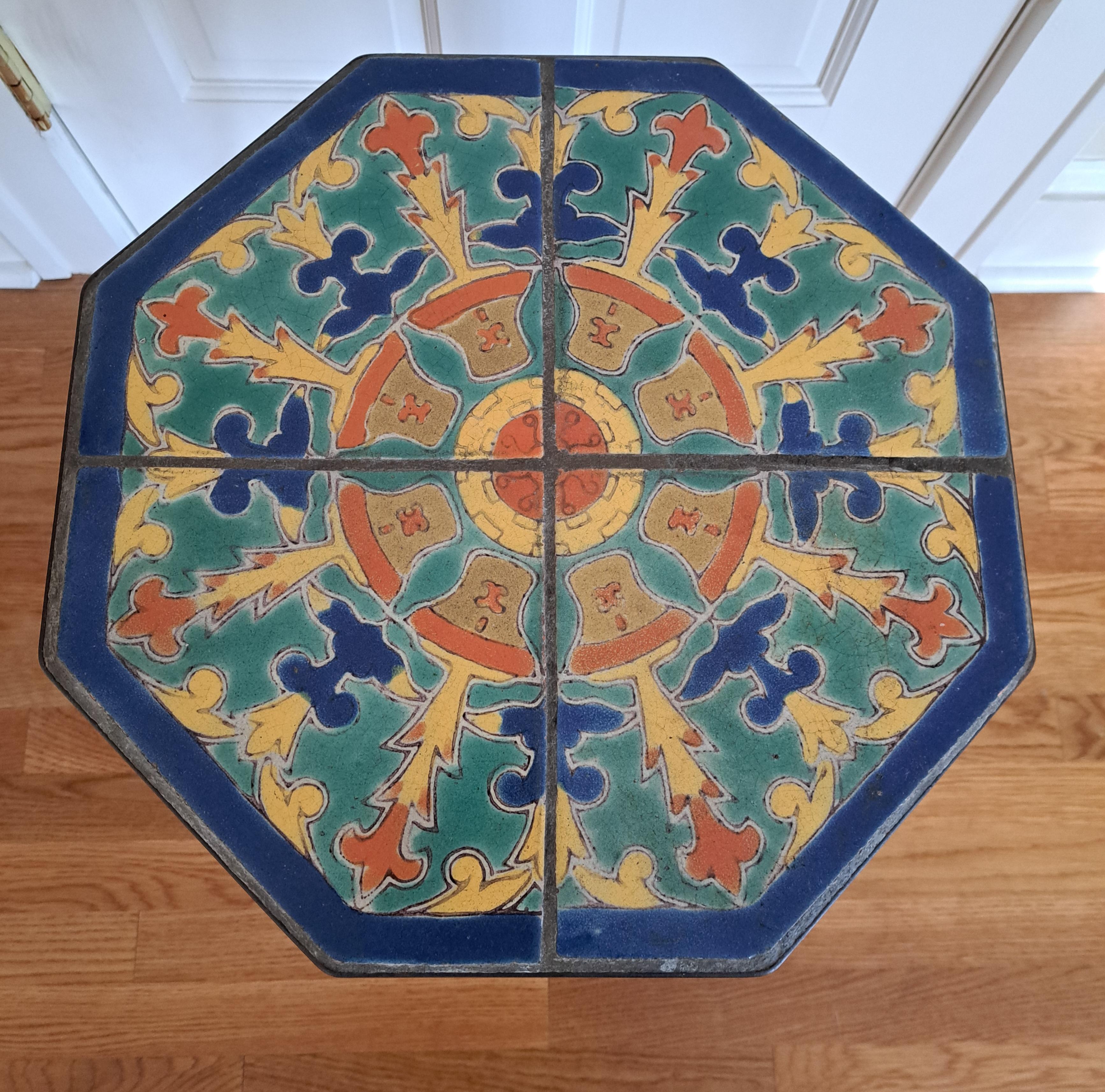 Table à plateau en céramique de Californie avec une base en fer forgé.  La forme octogonale mesure 17