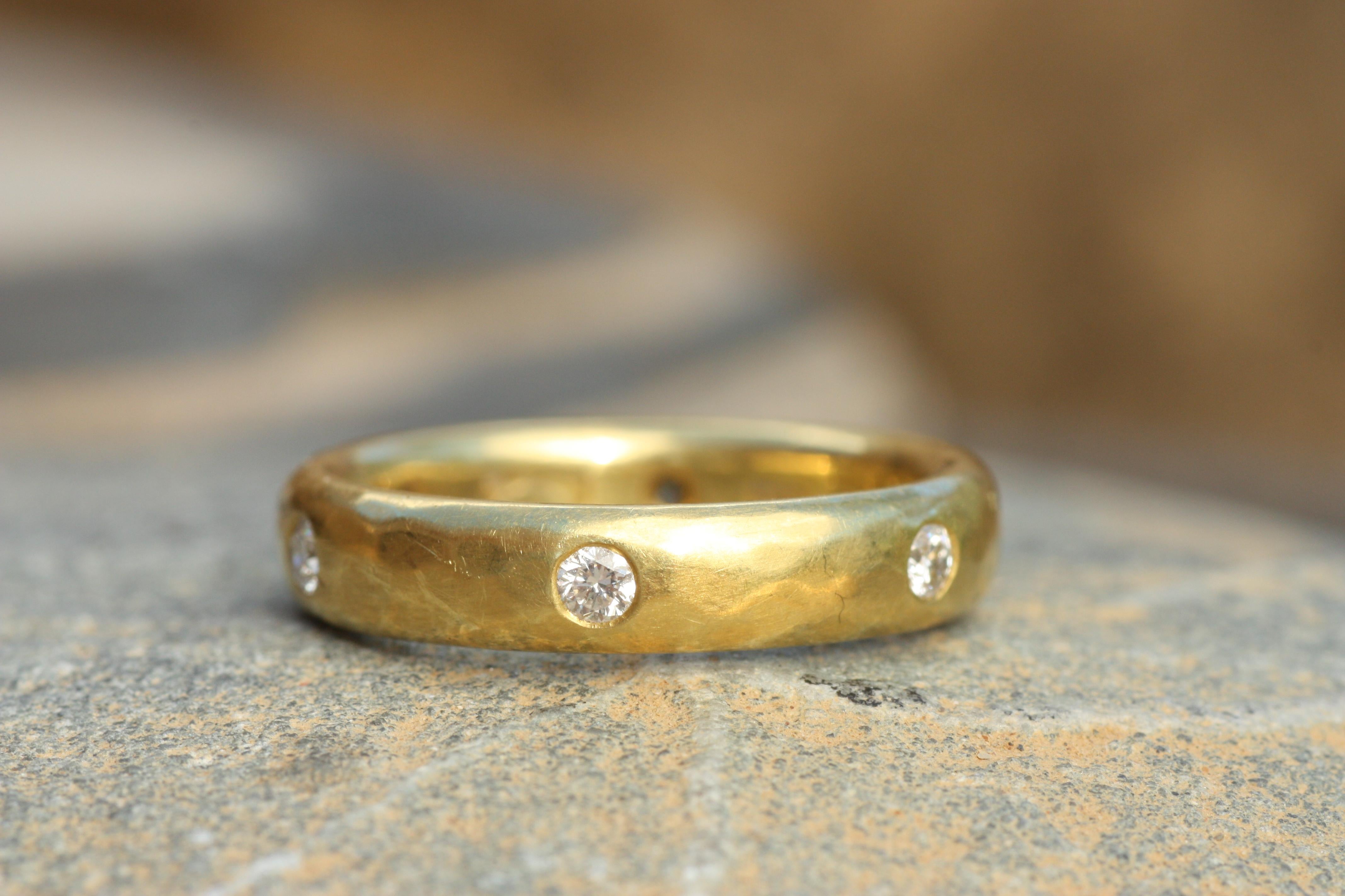 Im Angebot: California River Gold Natürlicher Sechs Diamant Eternity Ehering 20K Gelbgold () 2
