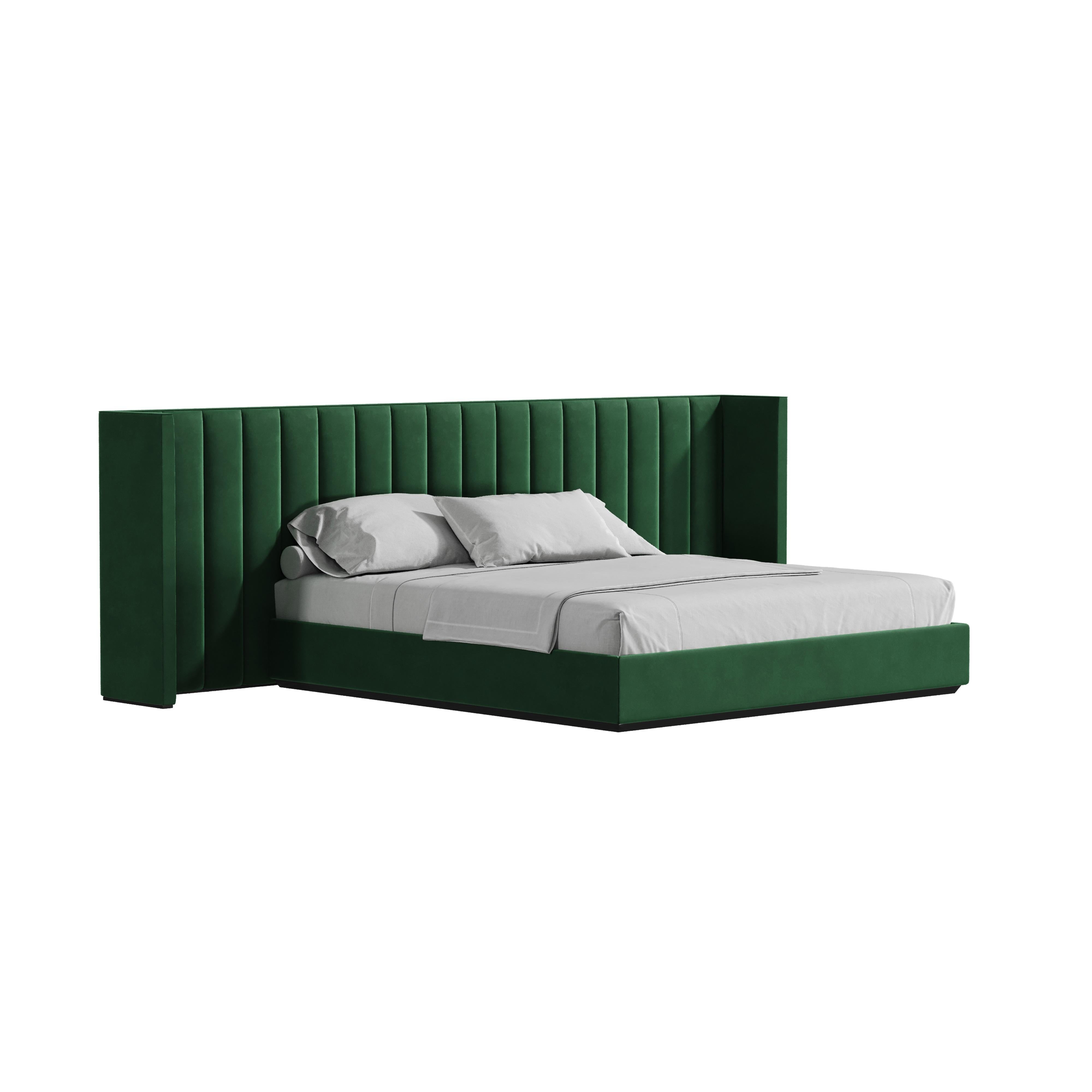 Letto California Size con rivestimento in velluto e testata a scanalature verticali in vendita 3