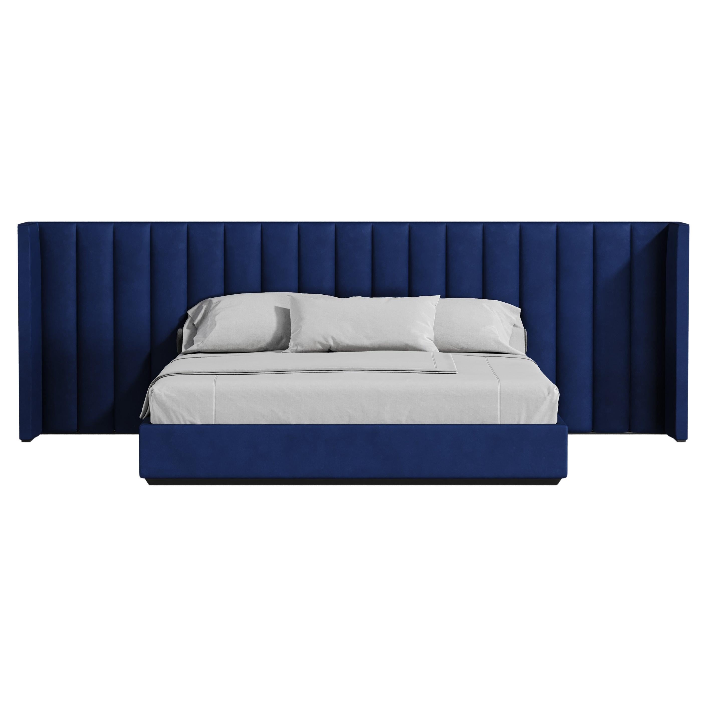 Questo letto è un pezzo delizioso che emana lusso ed eleganza, elevando l'atmosfera di qualsiasi camera da letto principale. La sua sorprendente testiera, ornata da scanalature verticali e che si estende oltre la larghezza del letto, offre un ampio