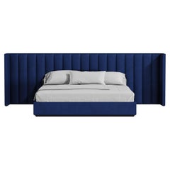 Lit de taille californienne avec revêtement en velours et tête de lit à cannelures verticales