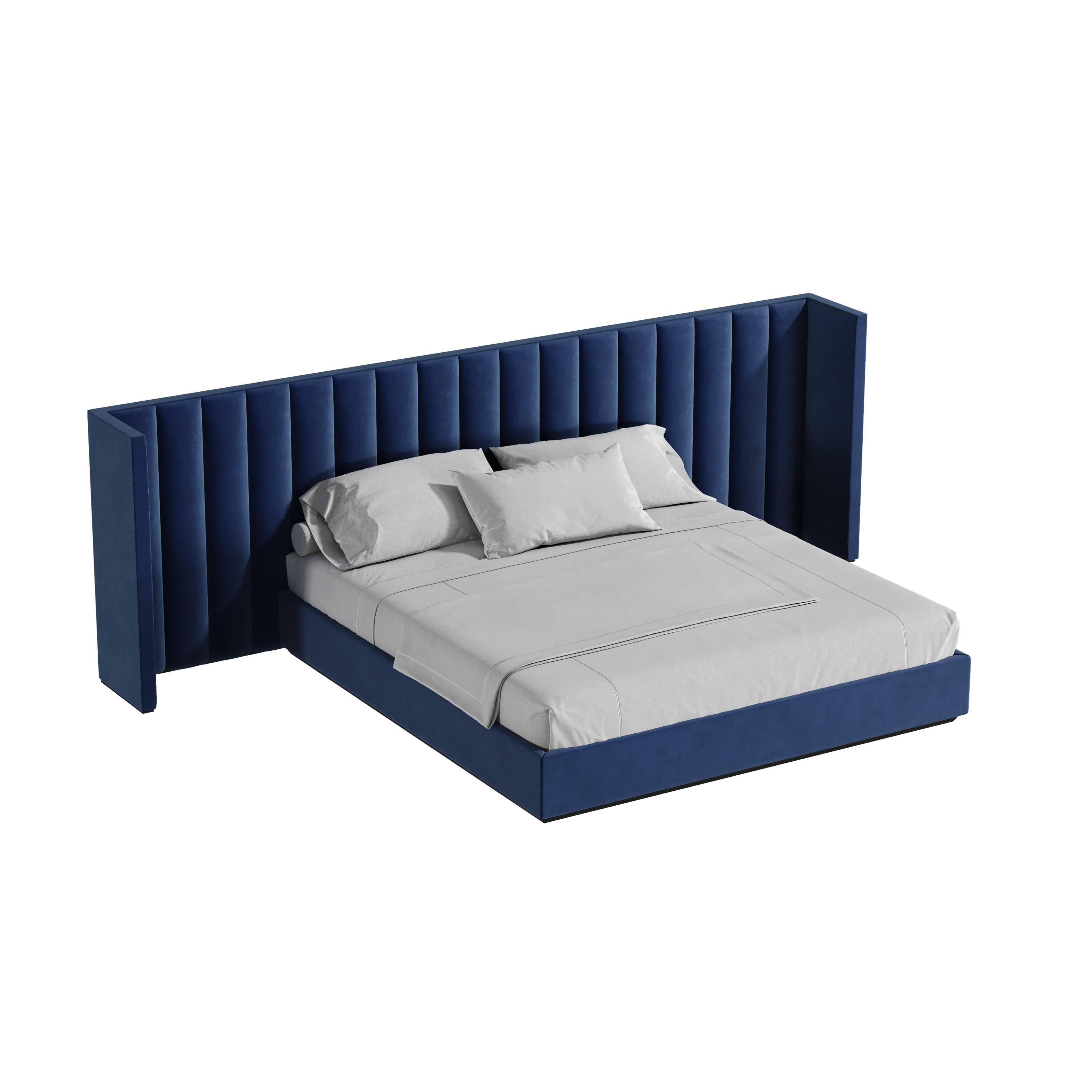 Moderno Letto California Size con rivestimento in velluto e testata a scanalature verticali in vendita