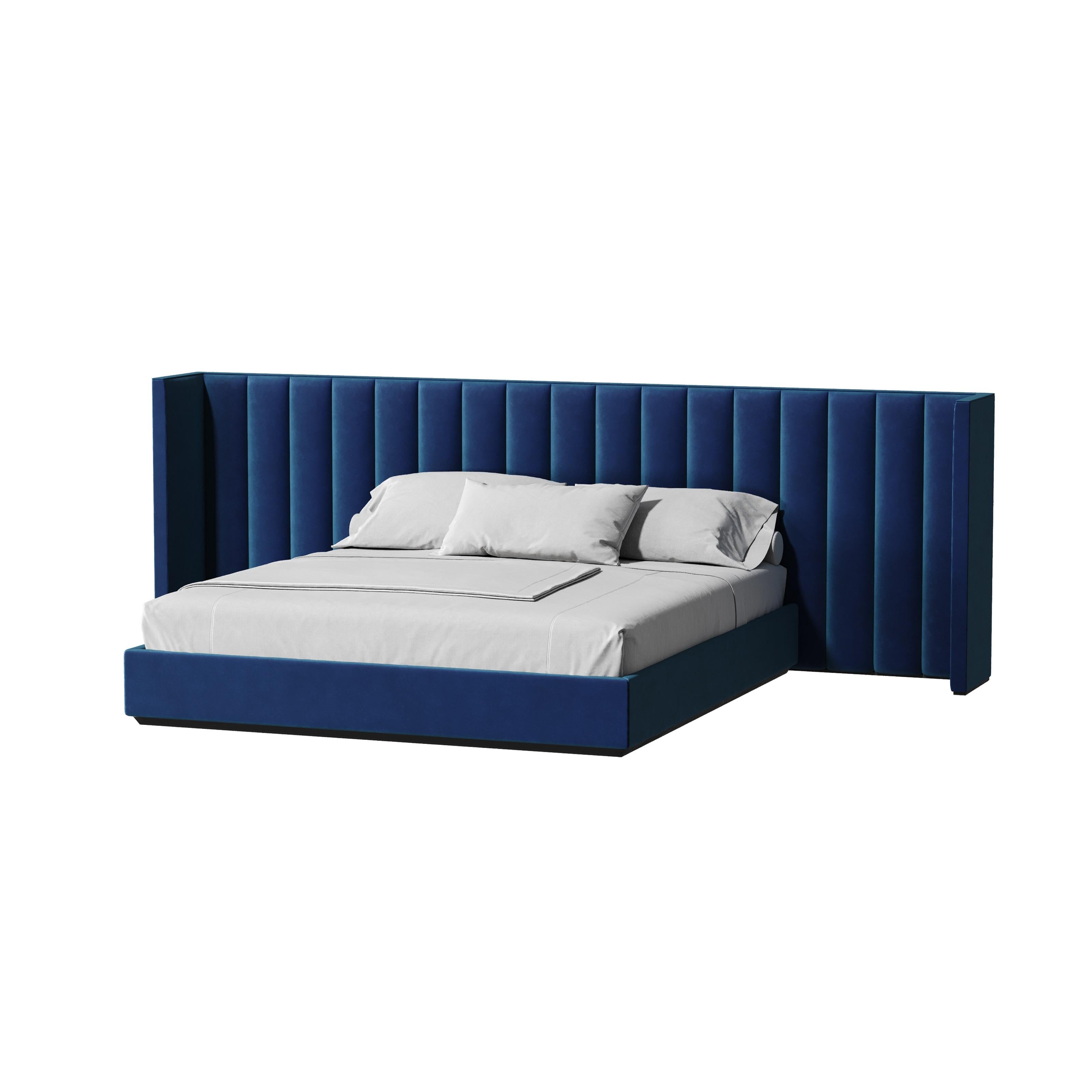 Fatto a mano Letto California Size con rivestimento in velluto e testata a scanalature verticali in vendita