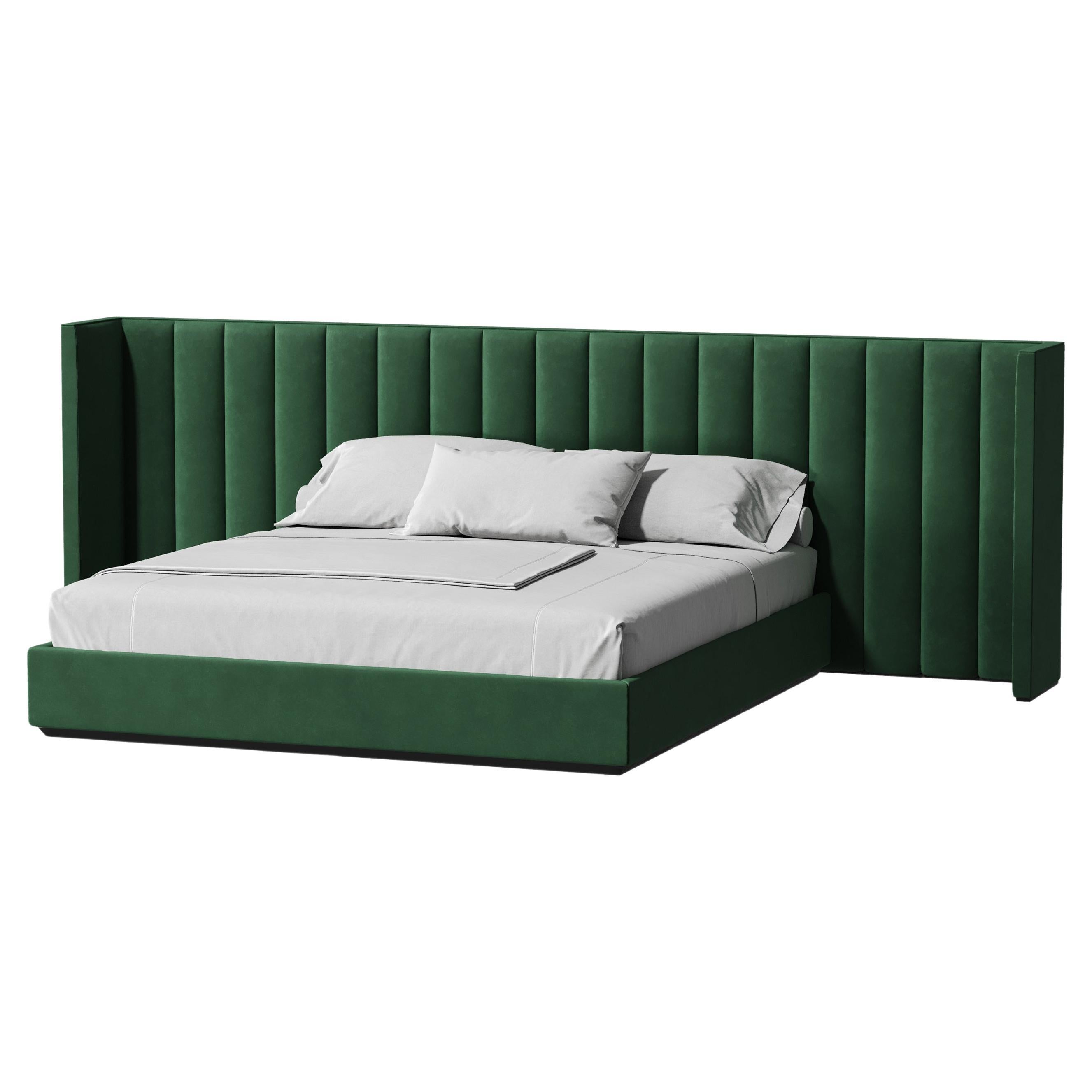 Letto California Size con rivestimento in velluto e testata a scanalature verticali In condizioni Nuovo in vendita a NEW YORK, NY