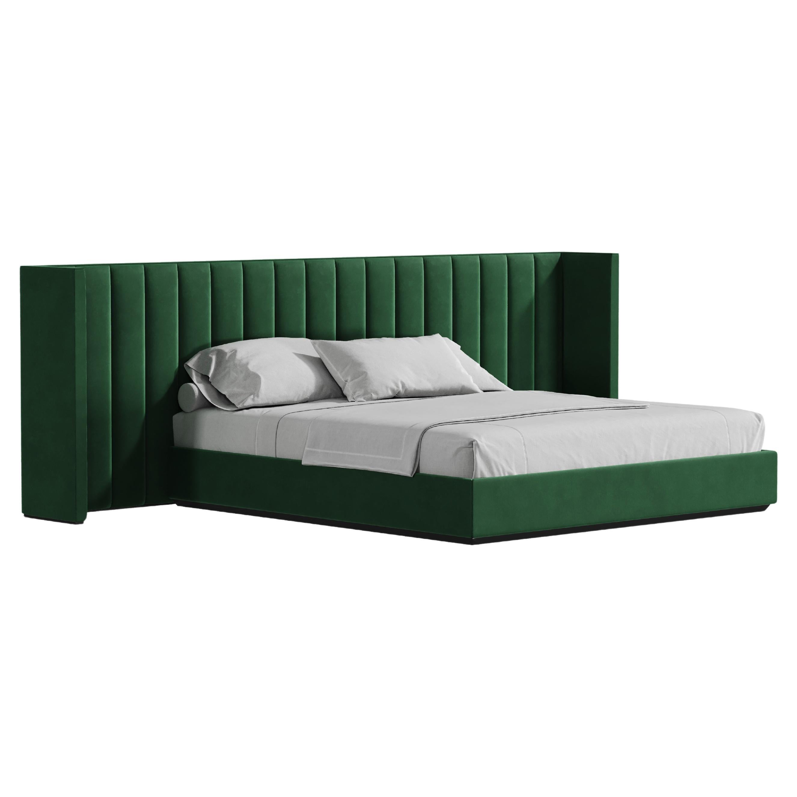 XXI secolo e contemporaneo Letto California Size con rivestimento in velluto e testata a scanalature verticali in vendita