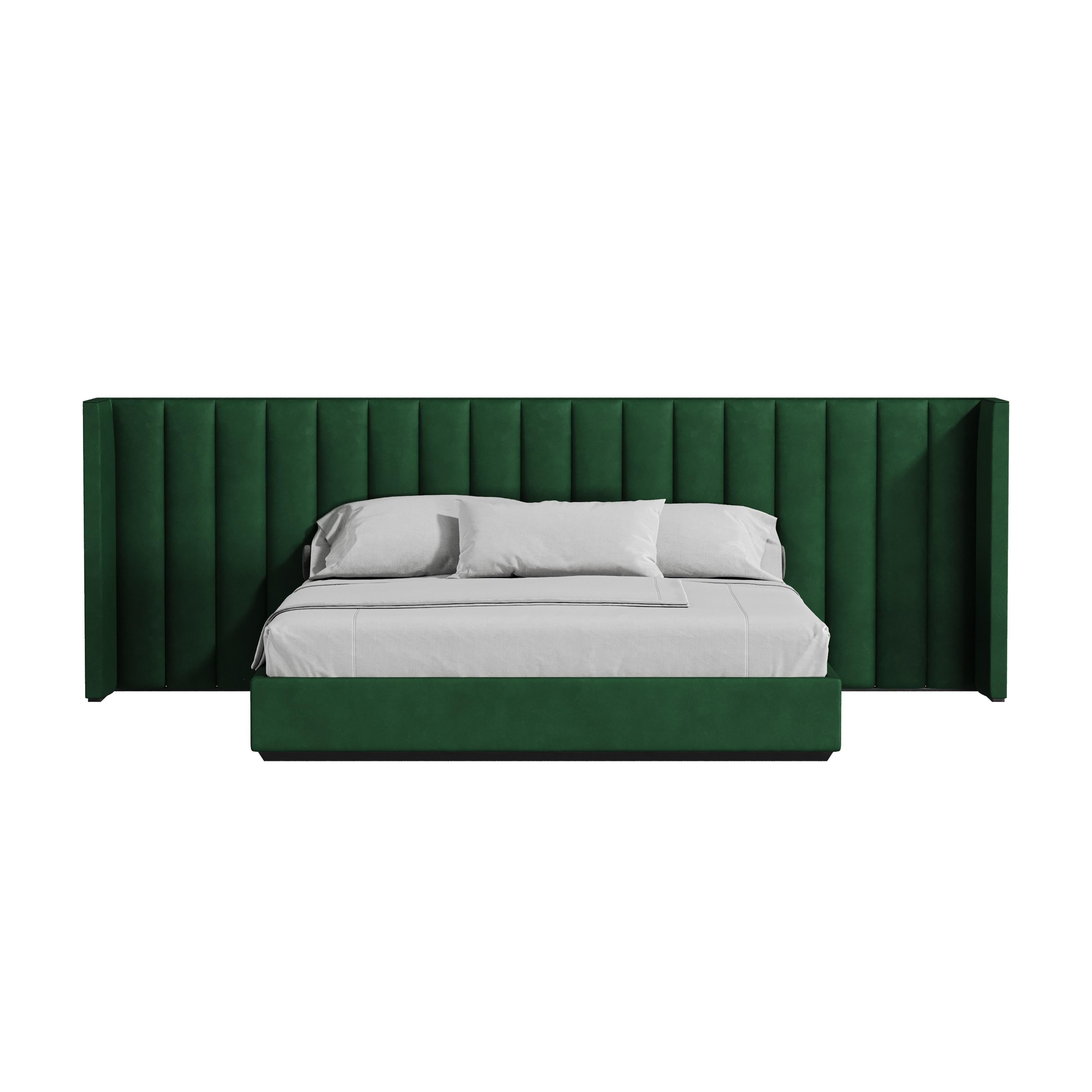 Letto California Size con rivestimento in velluto e testata a scanalature verticali in vendita 1