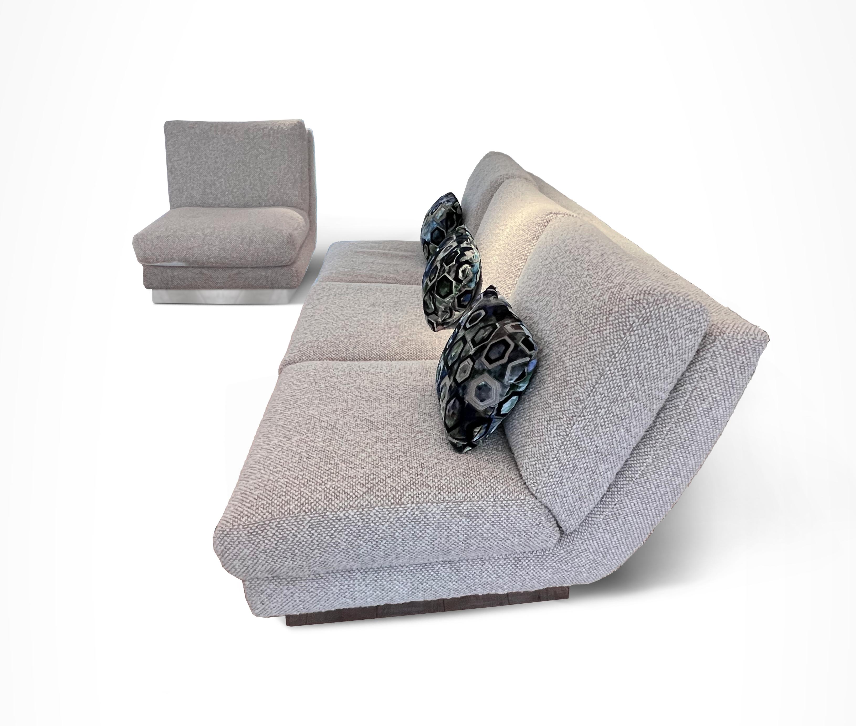 Un canapé 3 places exceptionnellement confortable avec 2 chaises d'accompagnement, sur des socles revêtus d'acier inoxydable. Recouvert de tissu bouclé moka et crème.

Canapé : H 80 / L 218 / P 107 cm
Chaque chaise : H 80 / L 72 / P 107