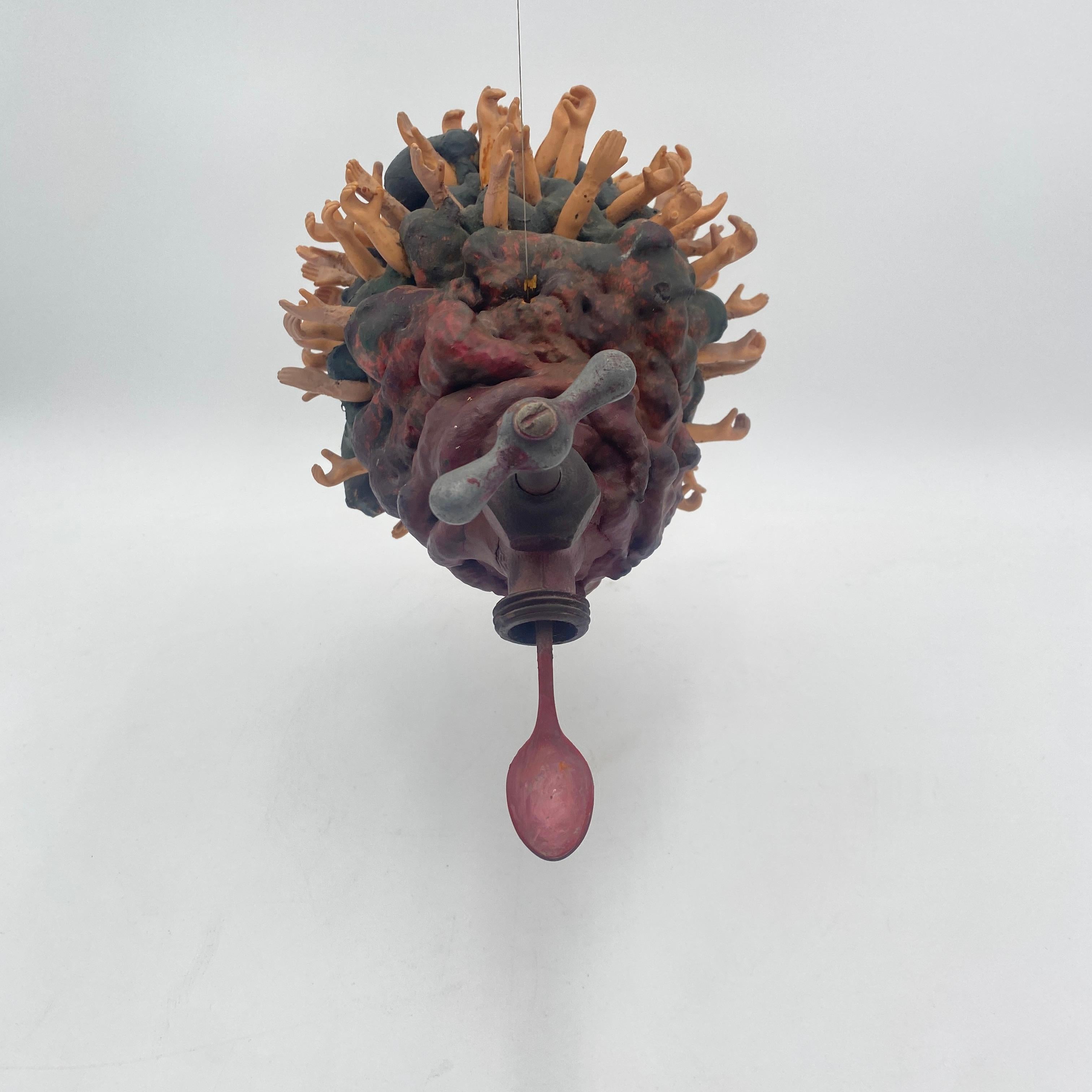 Diese abstrakte Skulptur wurde in den 1980er Jahren in Los Angeles, Kalifornien, hergestellt. Sie wurde von einem Künstler handgefertigt und handbemalt. Die Skulptur besteht aus Schaumstoff, einem Metalllöffel, einem Metallwasserhahn und