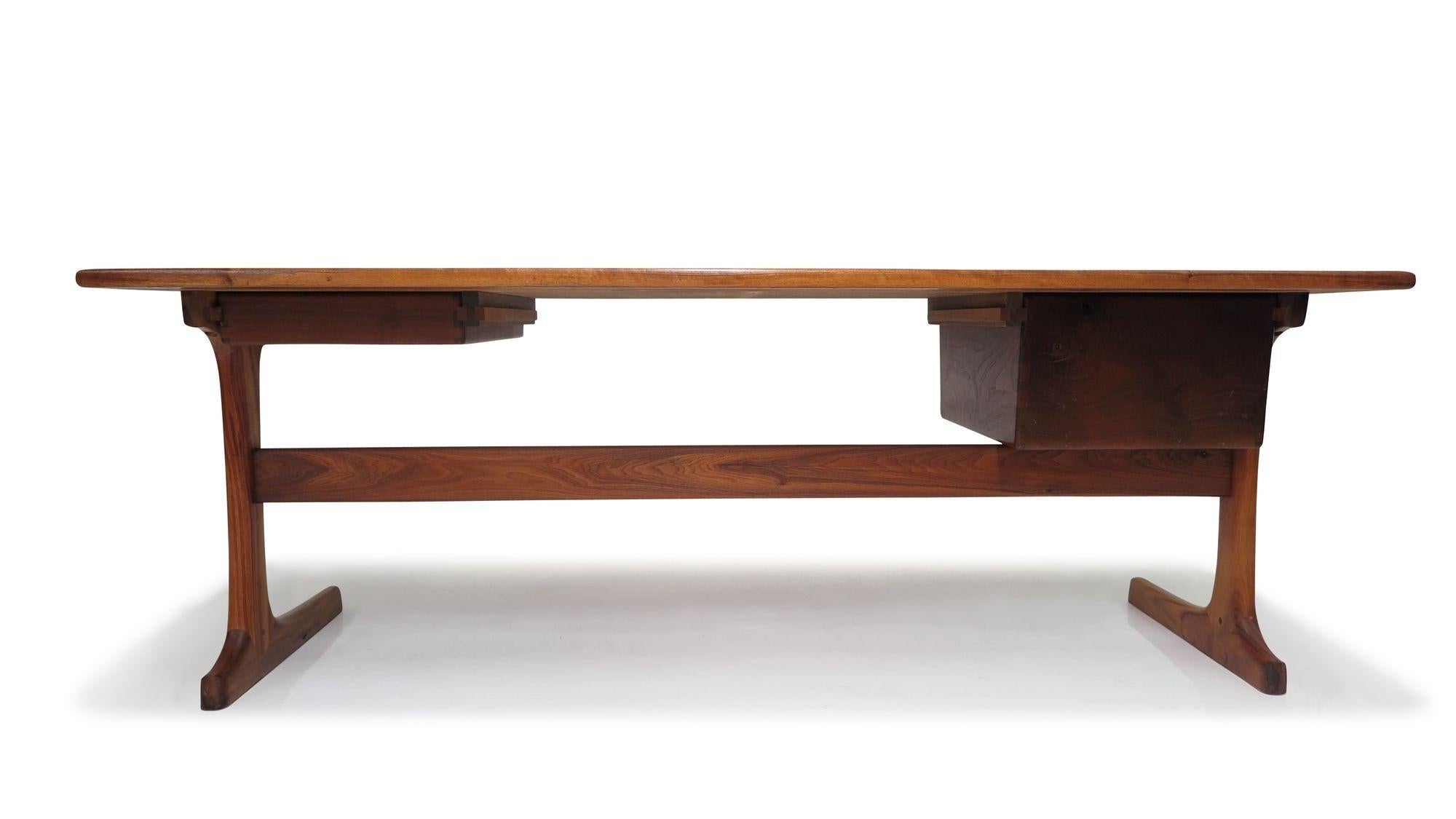 Bureau de direction en noyer noir de California Studio #1 en vente 3