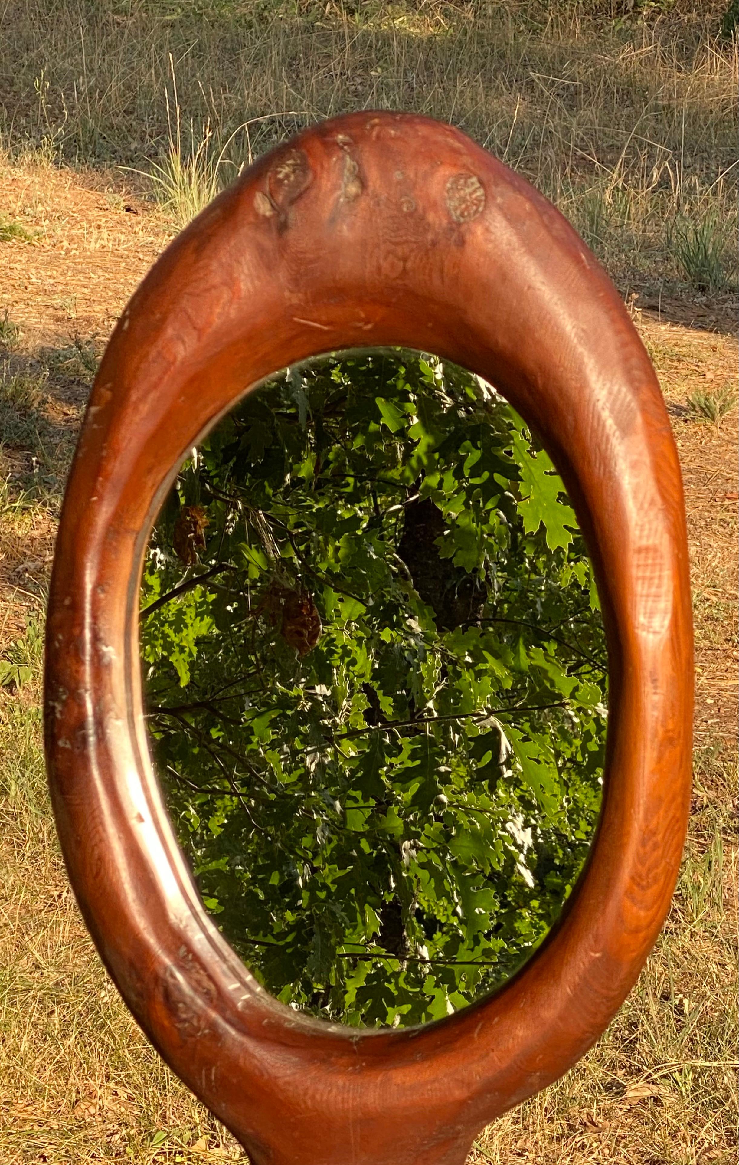 Miroir de table en séquoia de Californie sculpté à la main. 