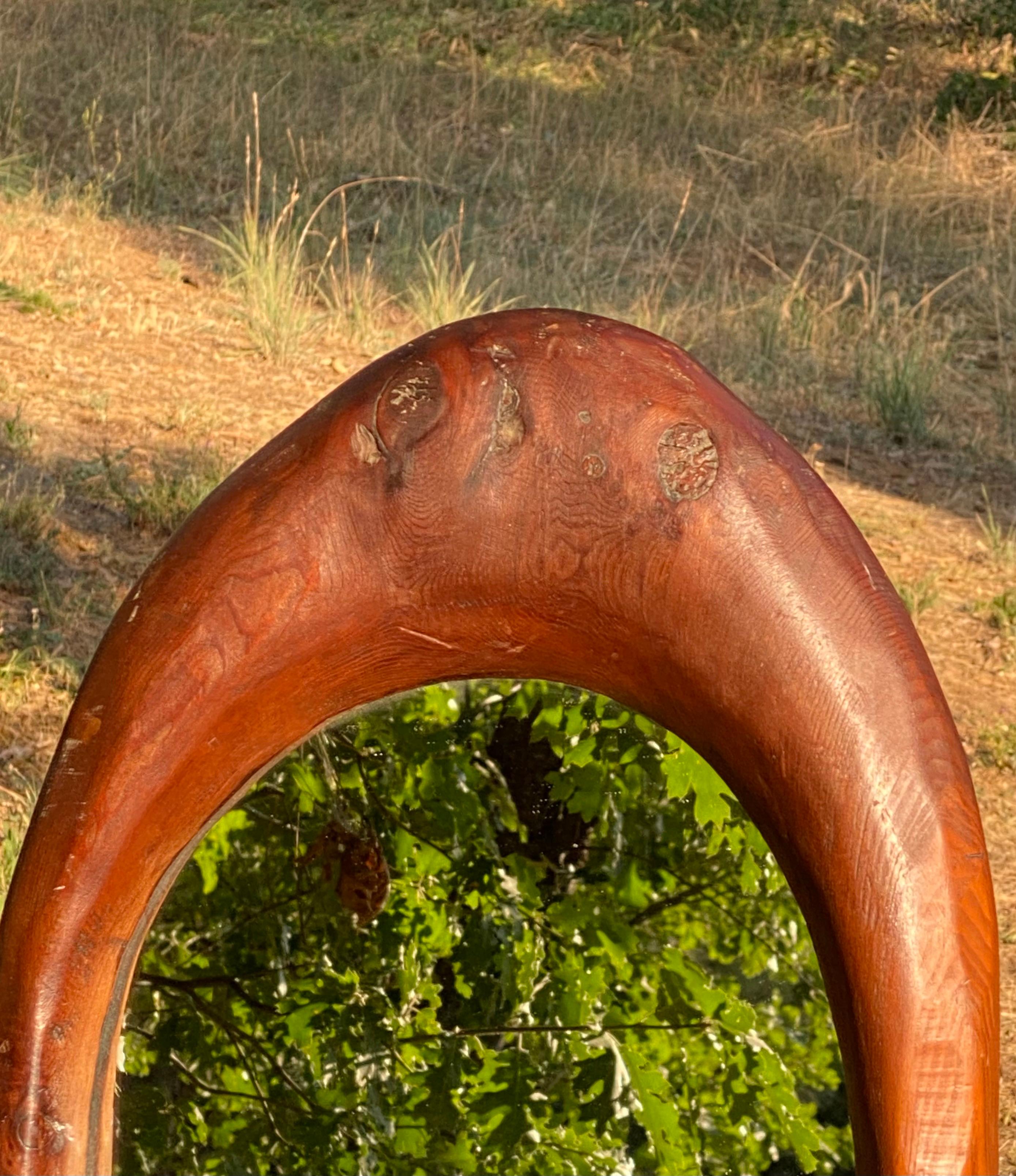 Organique Miroir de table en bois rouge sculpté de California Studio en vente