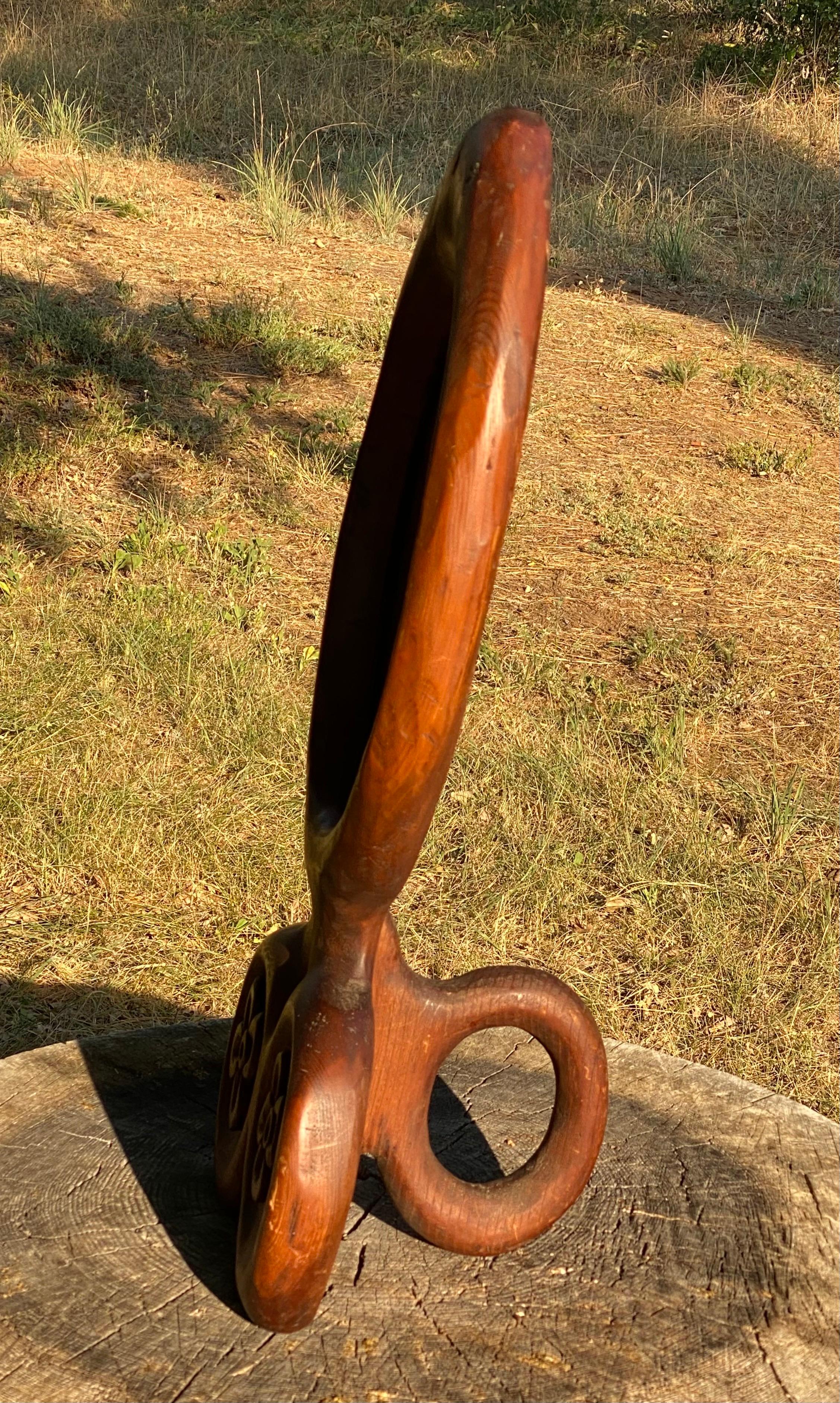 Sculpté à la main Miroir de table en bois rouge sculpté de California Studio en vente