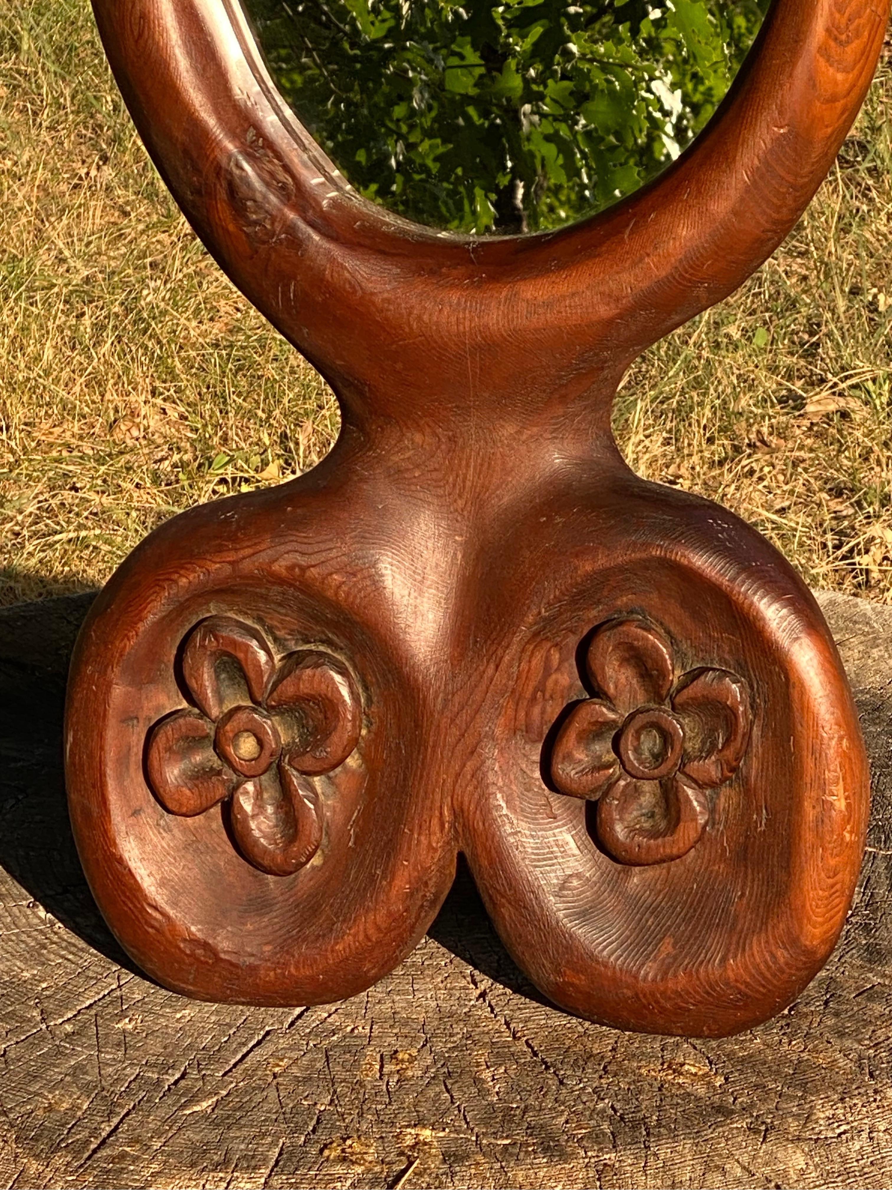 Miroir de table en bois rouge sculpté de California Studio Bon état - En vente à San Juan Capistrano, CA