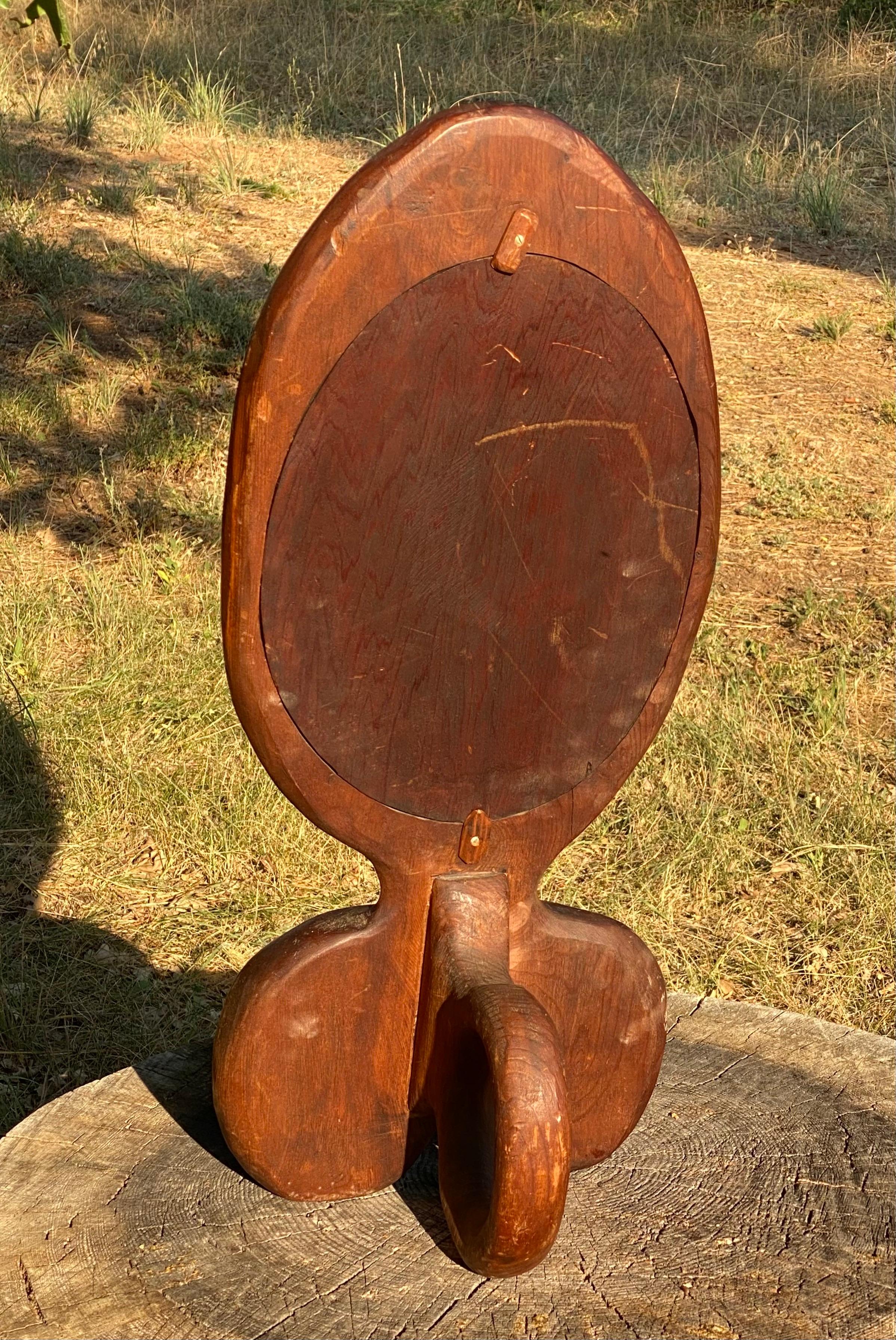 Fin du 20e siècle Miroir de table en bois rouge sculpté de California Studio en vente