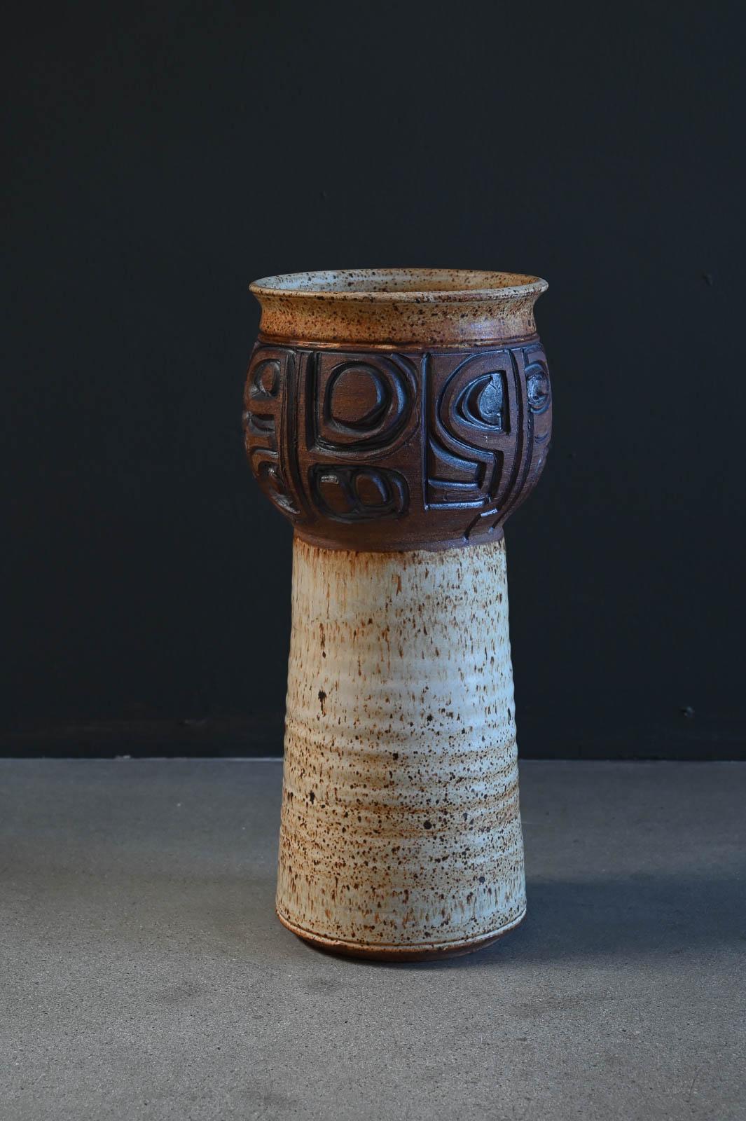 Vasija de cerámica esmaltada California Studio de Bruce Tomkinson  1934-2022, hacia 1970.  Hermosa representación de su obra, esta vasija esmaltada con diseño tallado a mano es sustancial, mide 19