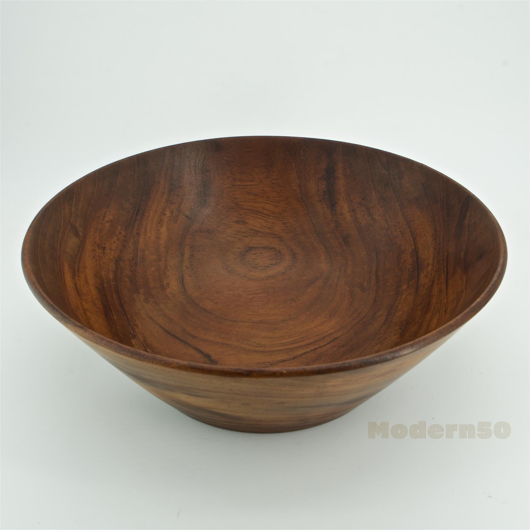 Splendido design utilitario californiano con anni di utilizzo e patina come previsto. Pulito per preservare l'uso passato. Presenta una macchia sul bordo, macchie d'olio e segni di utensili. Il bordo superiore è largo 12 e la base si assottiglia a