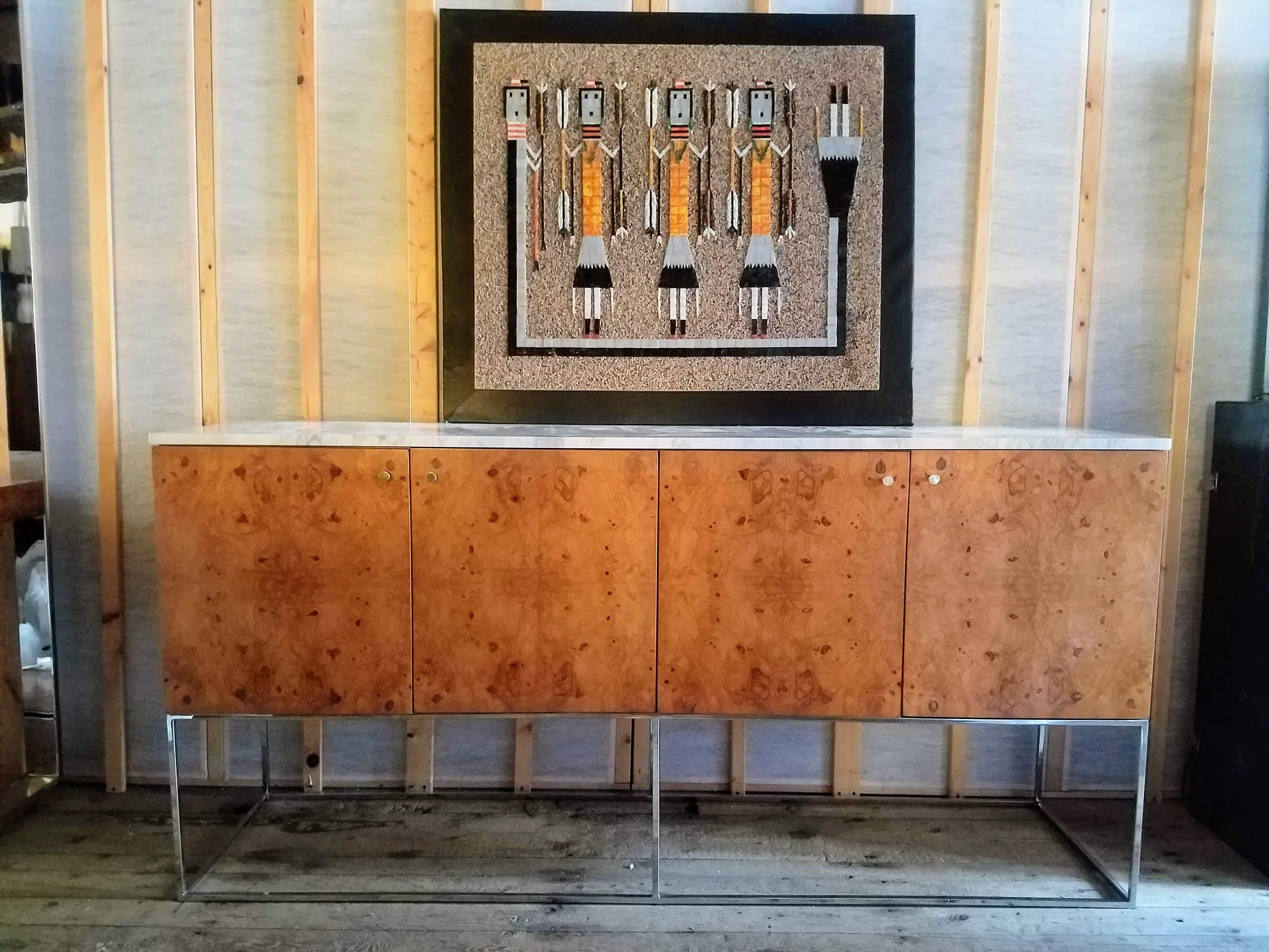 Eine Navajo-Sandmalerei-Mosaikwandtafel der mythologischen Yei Dancers Rainbow Guardians, die in den 1960er Jahren in einem nicht traditionellen Format in einem Studio in Tehachapi geschaffen wurde. Kalifornien.
Der Künstler hat ein kühnes, farbiges