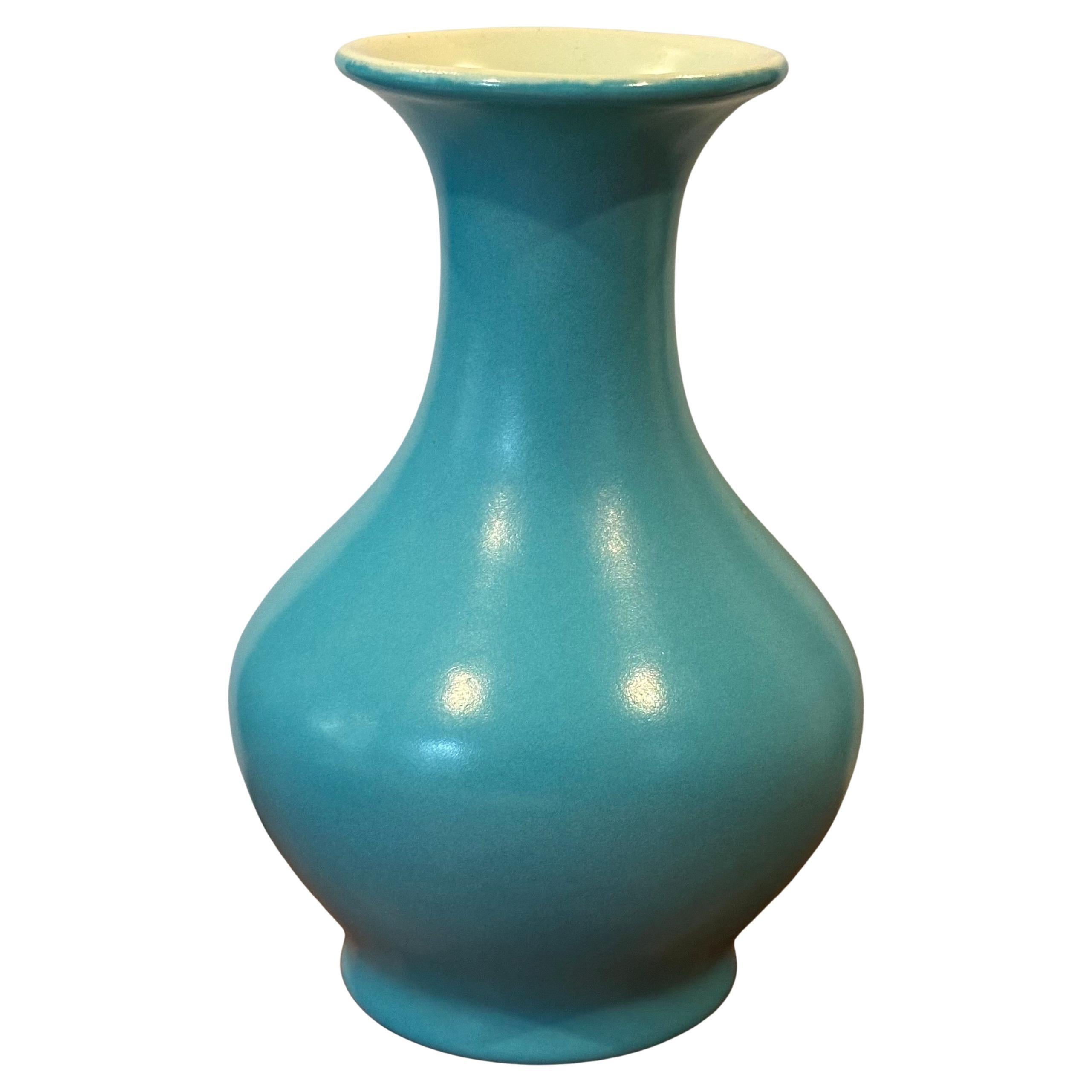 Un bellissimo vaso vintage in ceramica da studio della California Pottery, circa 1930. Questo splendido vaso blu uovo di pettirosso e bianco ha un aspetto e una forma fantastici. Il pezzo è in ottime condizioni vintage, senza scheggiature o crepe, e