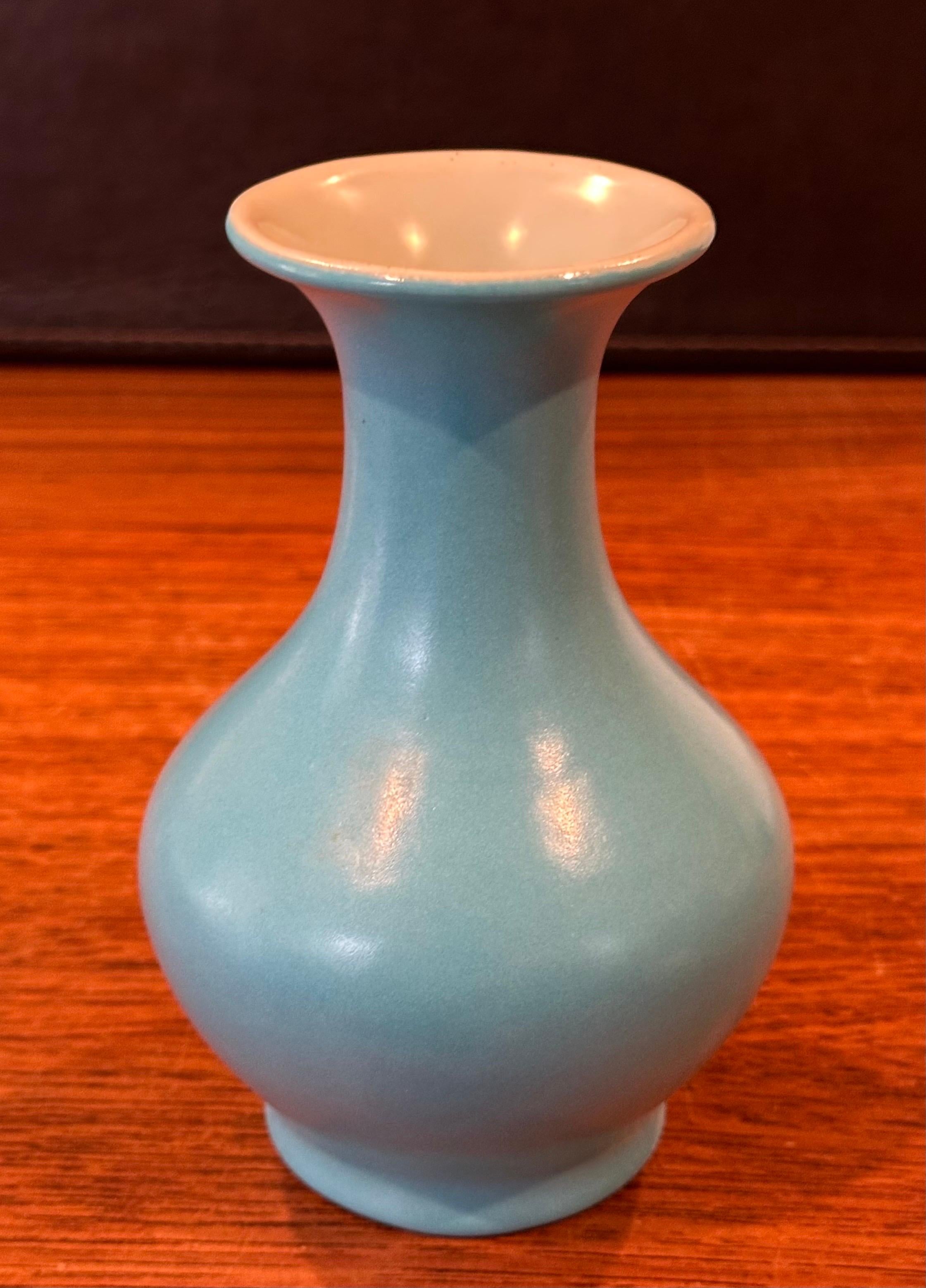 Mid-Century moderno Studio Pottery California Vaso bianco e blu di Catalina Pottery in vendita