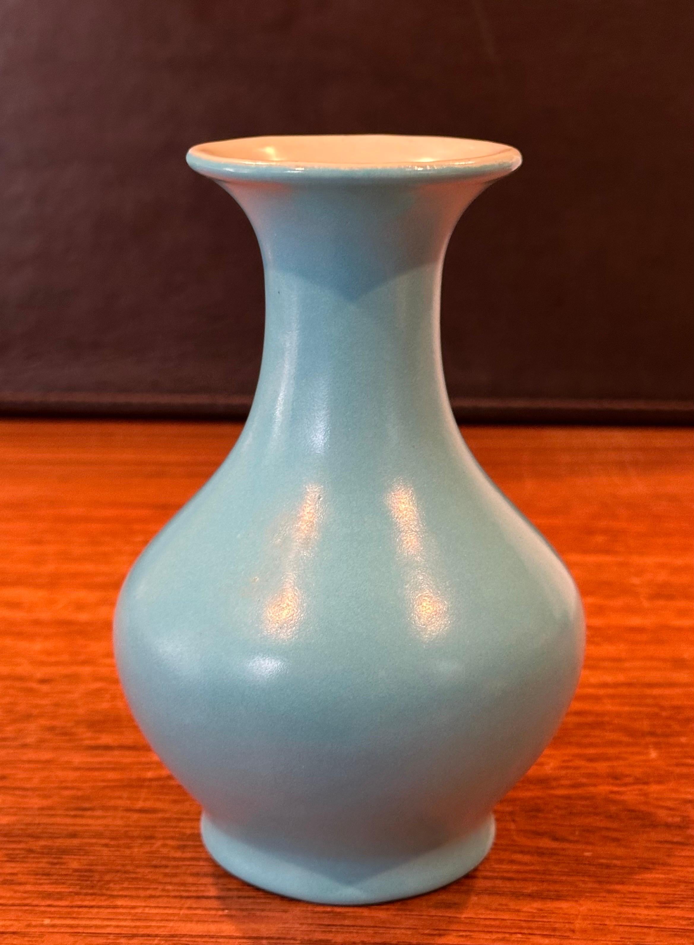 Americano Studio Pottery California Vaso bianco e blu di Catalina Pottery in vendita