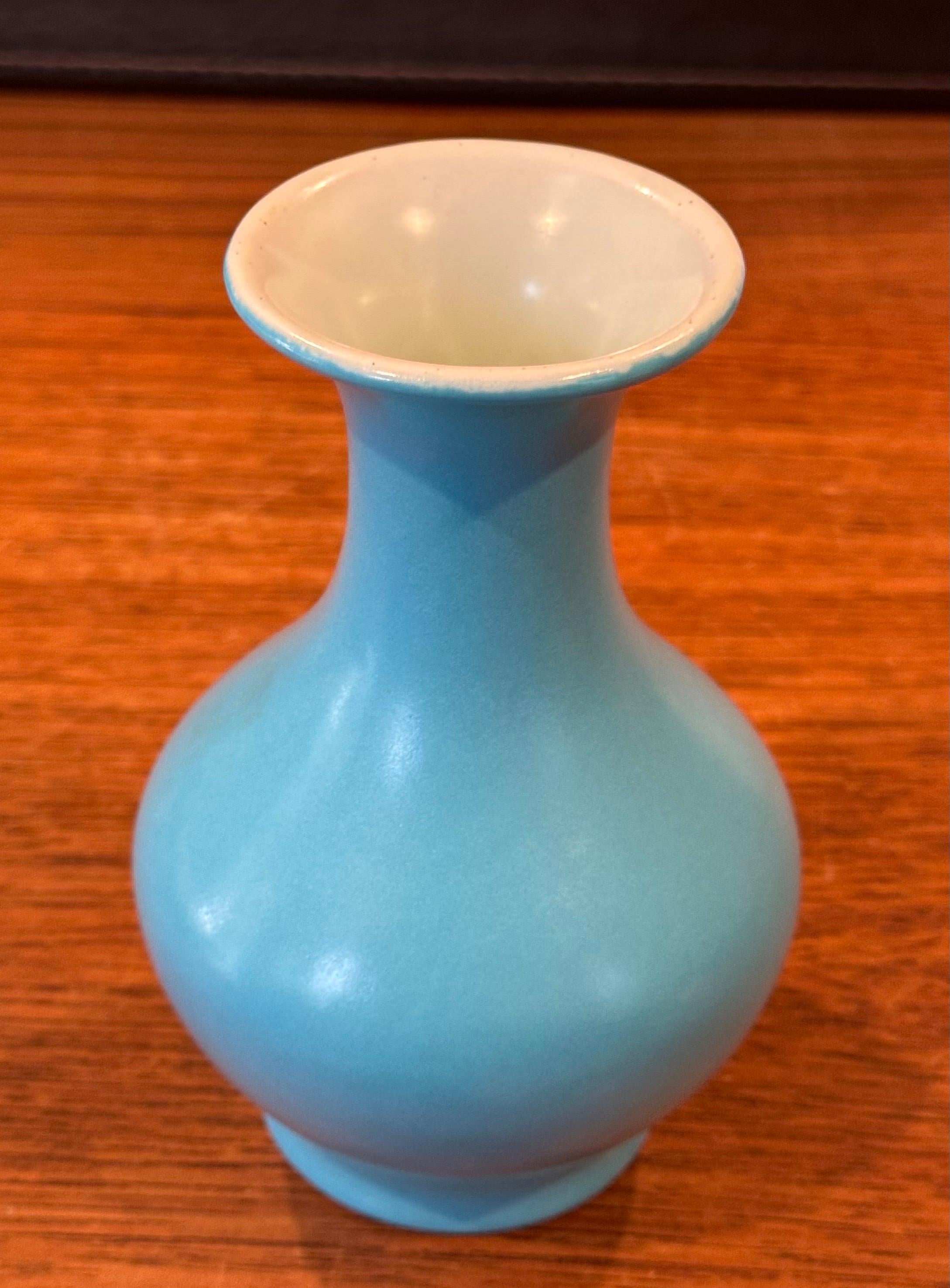 Smaltato Studio Pottery California Vaso bianco e blu di Catalina Pottery in vendita