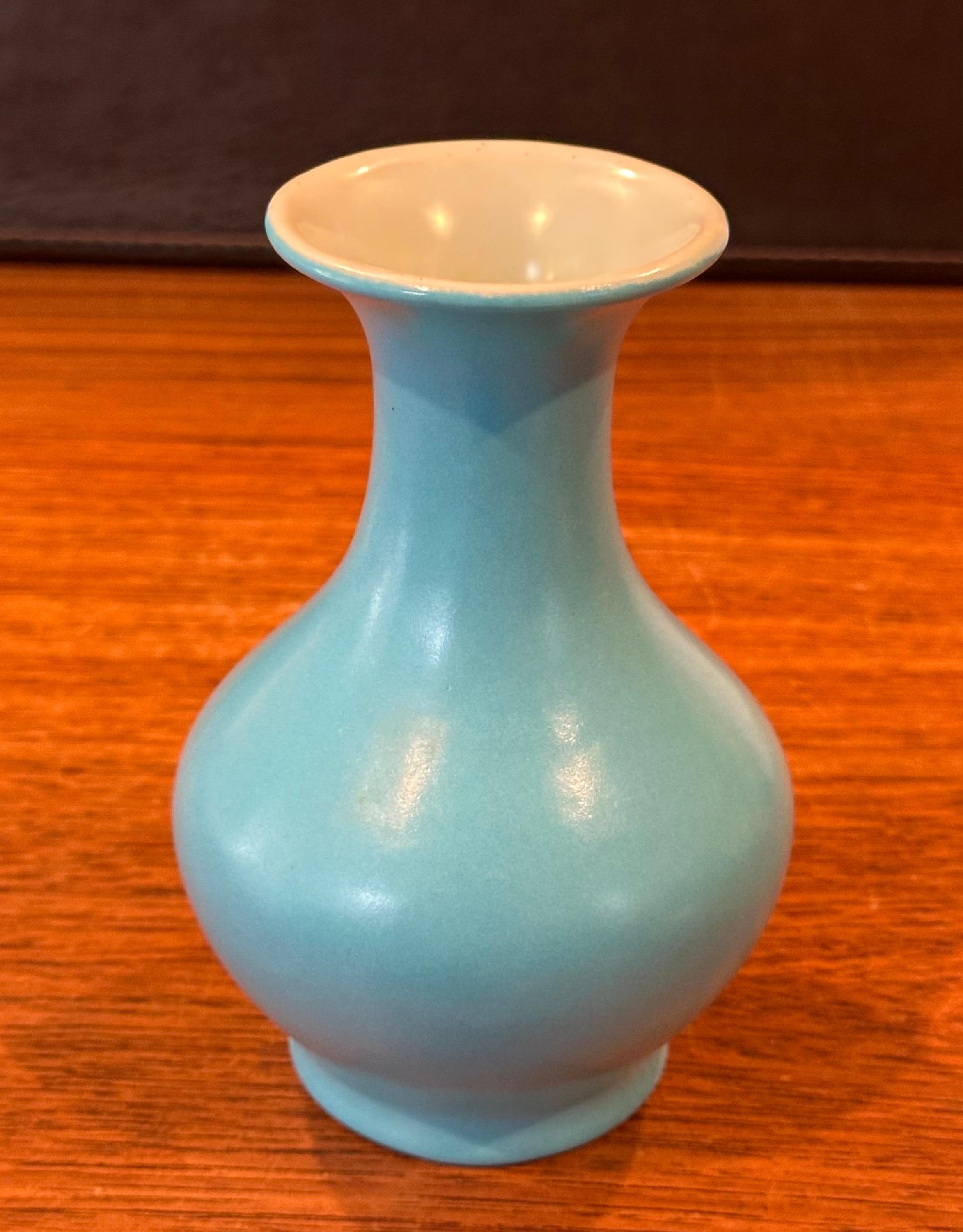 XX secolo Studio Pottery California Vaso bianco e blu di Catalina Pottery in vendita