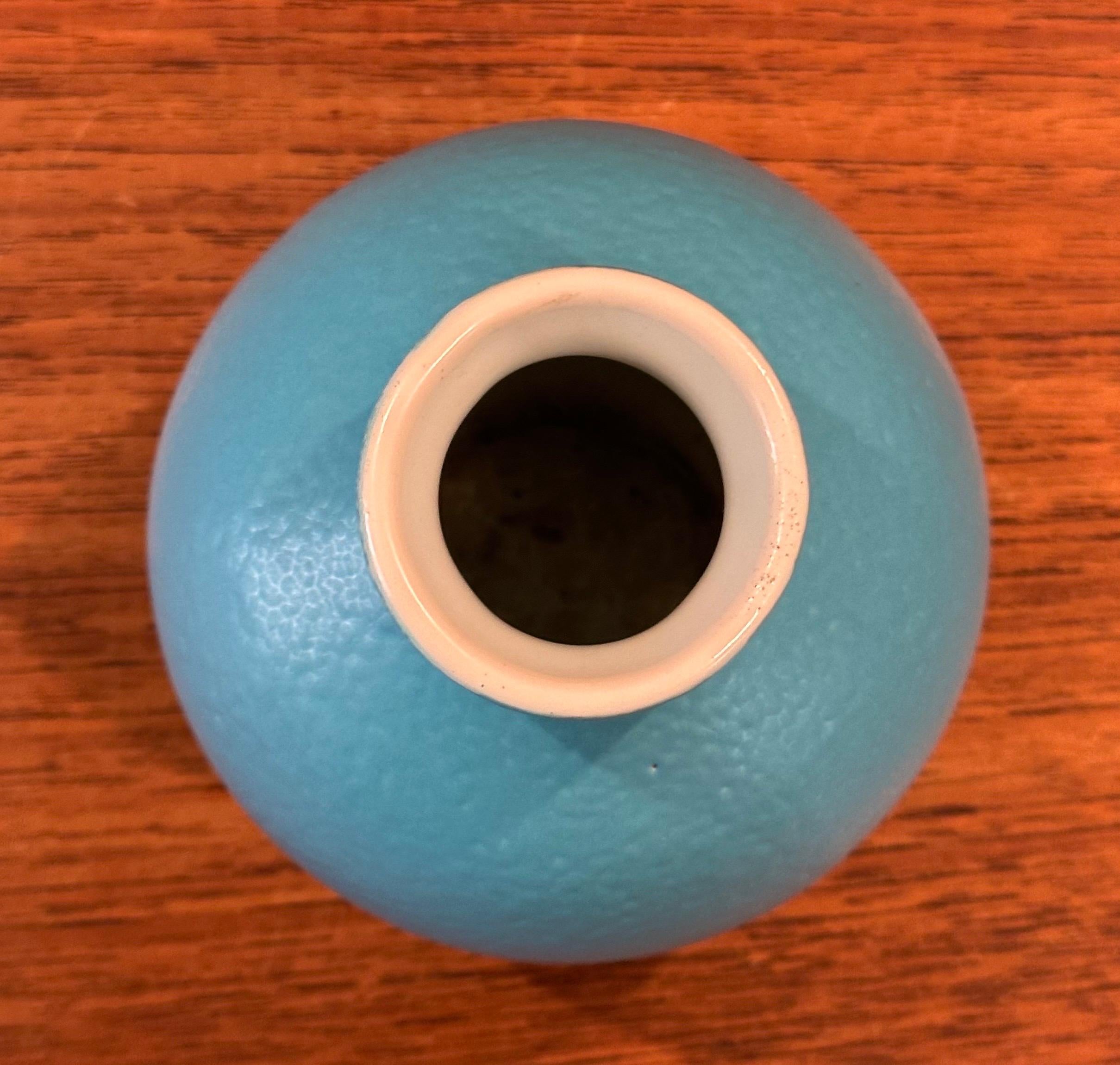 California Studio Pottery Blue and White Vase in the Style of Catalina Pottery In Good Condition For Sale In San Diego, CA